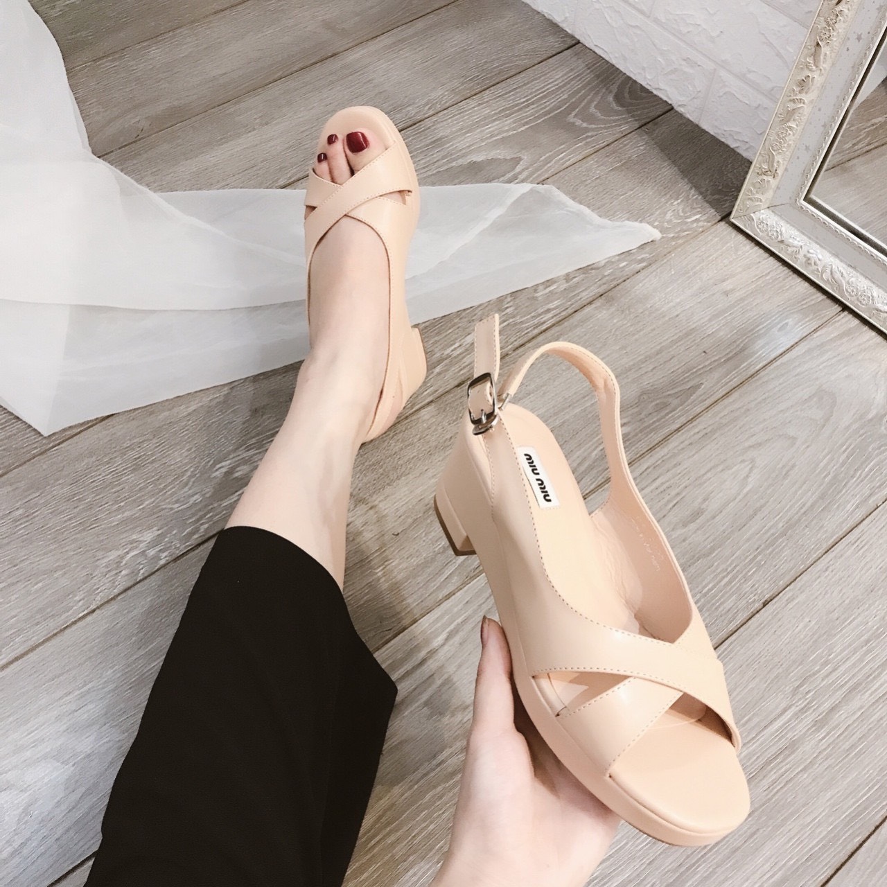 Sandal đế xuồng nữ quai chéo