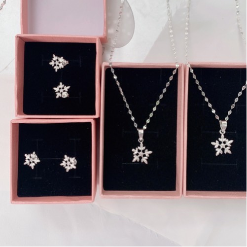 Bộ trang sức, Combo trang sức bạc Hoa Tuyết Mảnh gồm: dây chuyền bạc 925 và bông tai bạc 925.