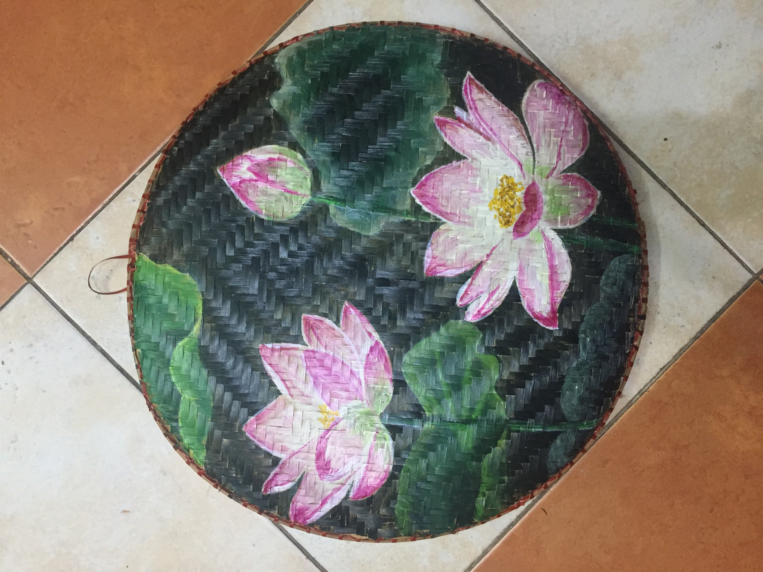 Tranh vẽ hoa sen hồng trên mẹt tre ( 40cm ) 1 cái