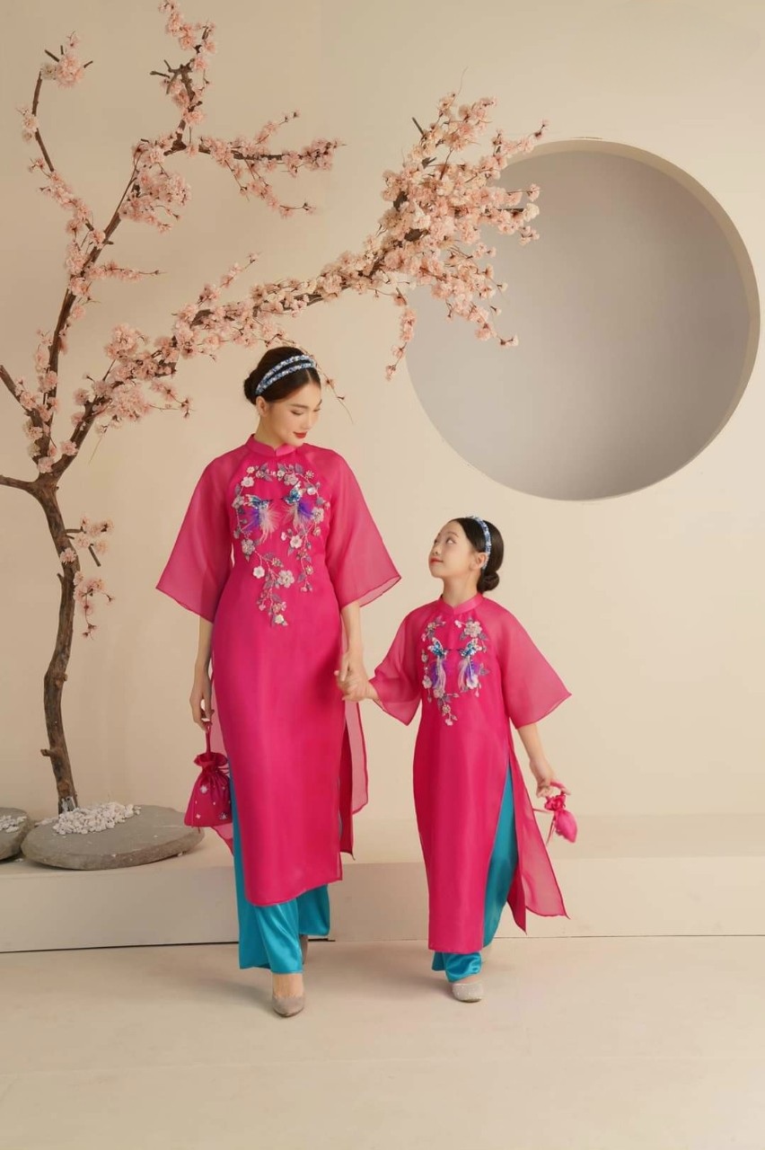 Áo dài cách tân mẹ và bé Ngọc Mai Hồng Sen chất tơ organza có tà trong áo lót lụa - T02