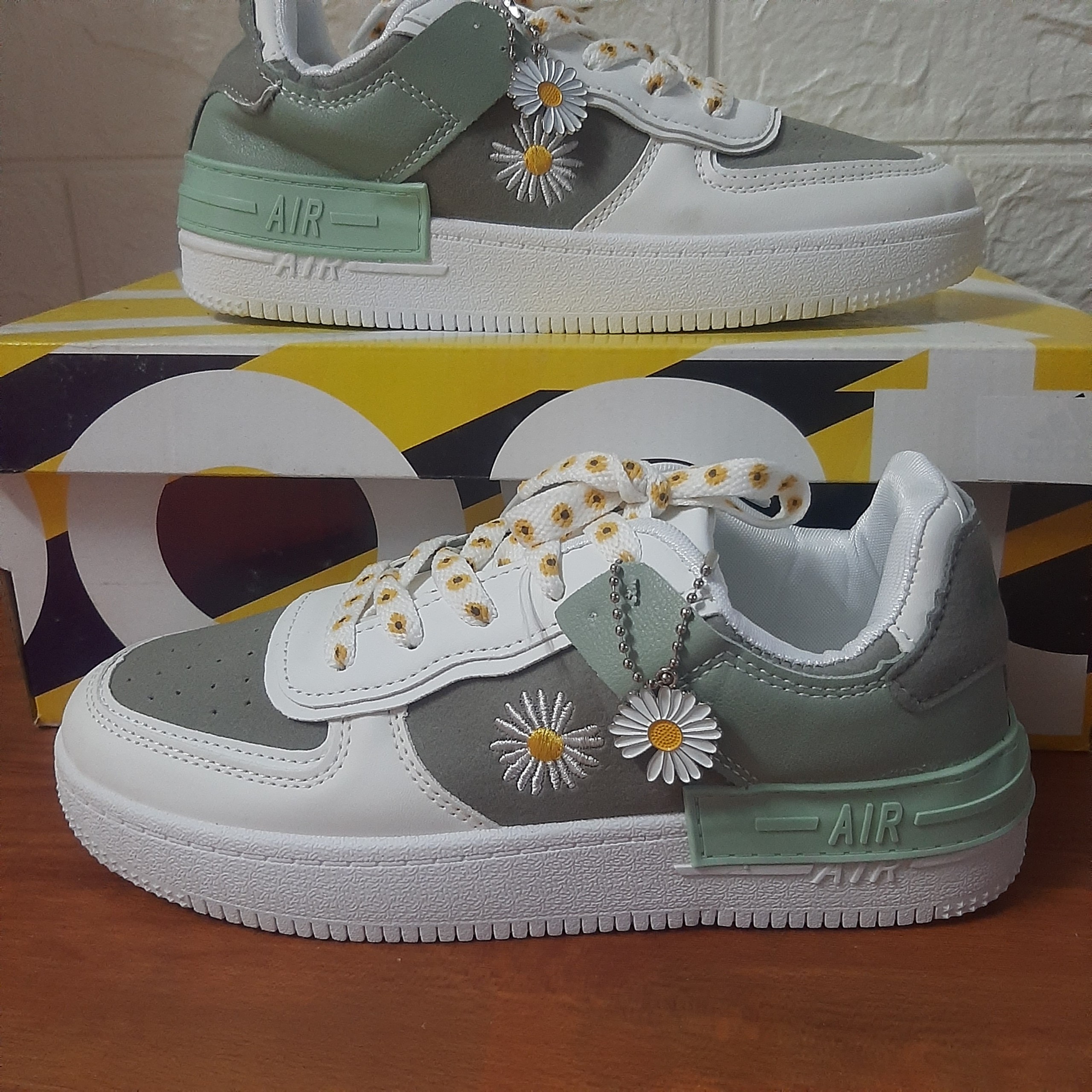 [VIDEO+ TẶNG KÈM MÓC TREO HOA CÚC ] Giày thể thao nữ  AIR Thấp cổ hoa cúc Hot trend 2020 3 màu Cực Hot