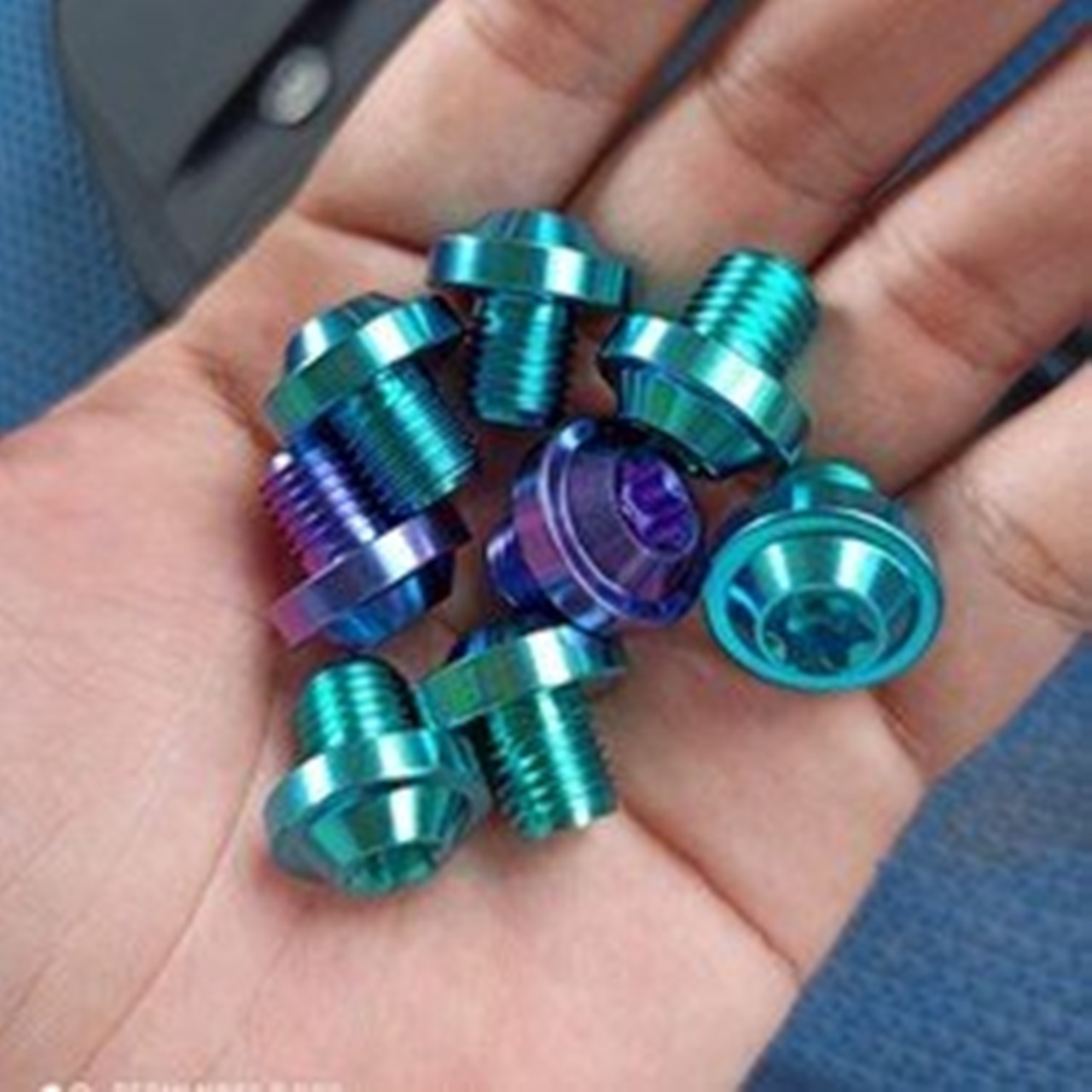 Ốc  bịt chân gương xe máy titan lục bảo chân 10 li