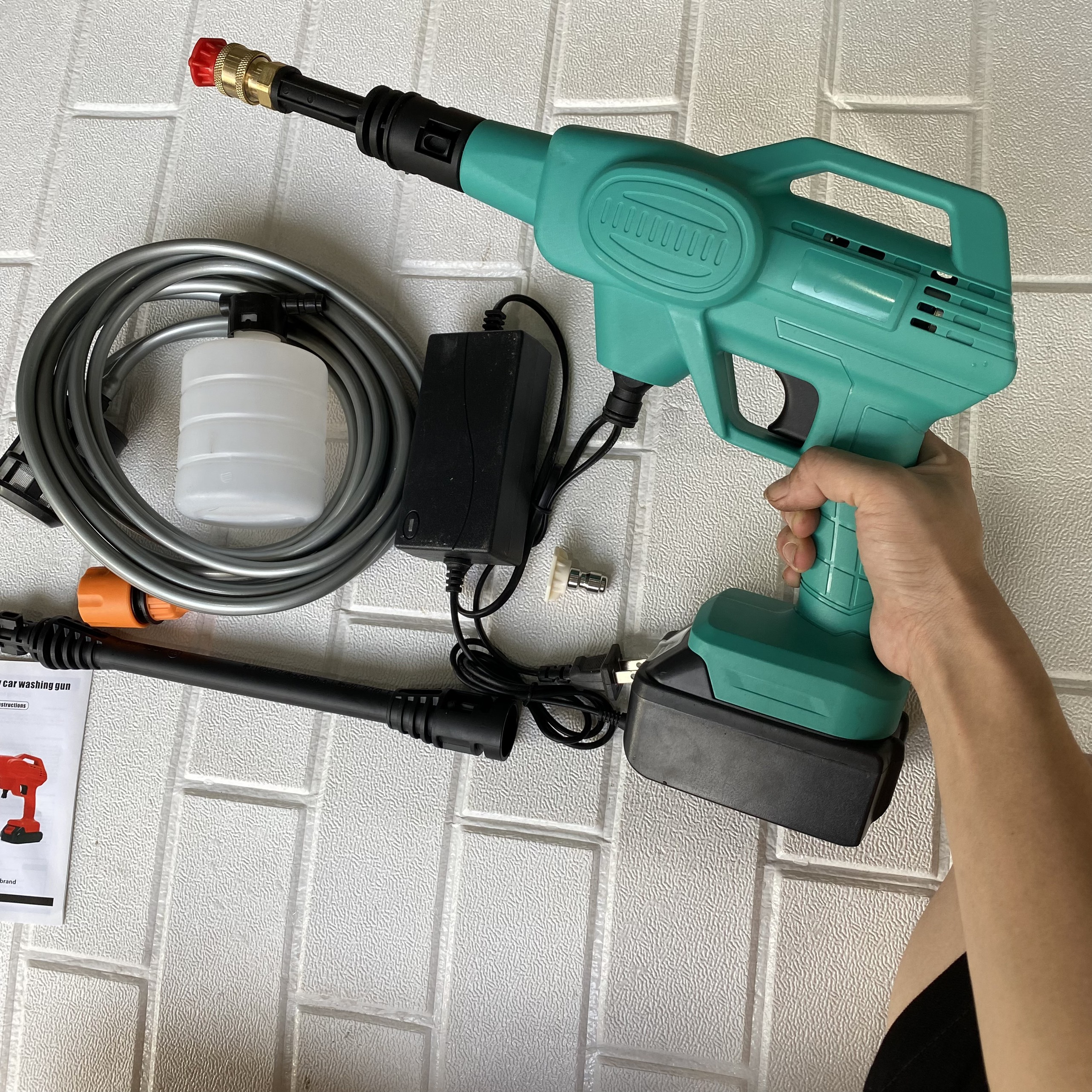 Máy Rửa Xe Pin Victor Tặng Bộ Phụ Kiện Chuyên Dụng Động Cơ Đồng Chân Pin Phổ Thông M21