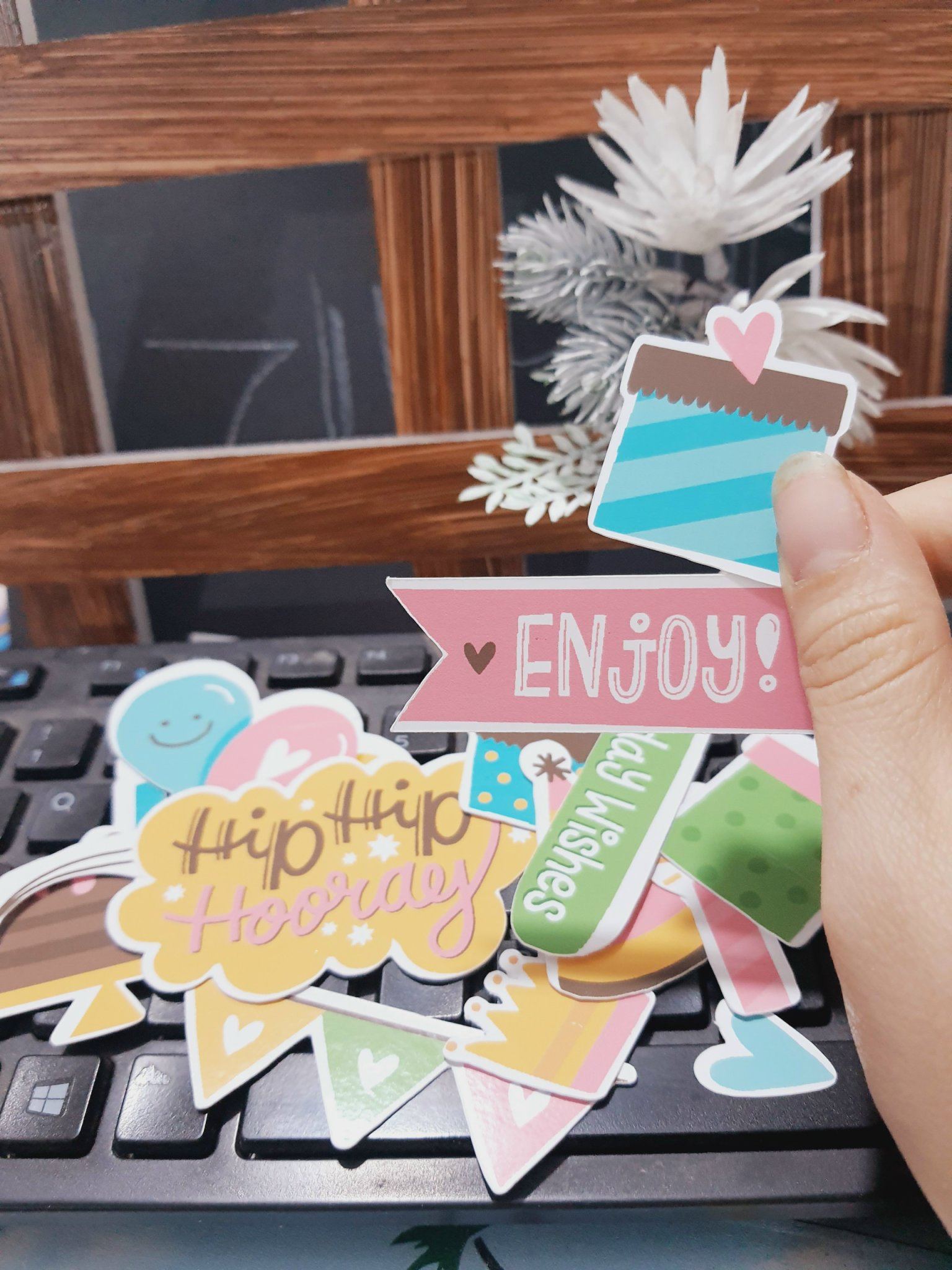 sticker cắt sẵn chủ đề sinh nhật, cán bóng bền màu, decal bóc dán được, trang trí sổ, khung ảnh3D, thiệp