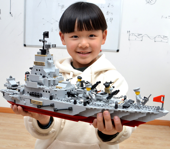 Mô hình chiến hạm khổng lồ của Mỹ làm từ Lego