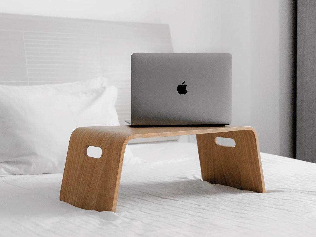 [HCM]Bàn đa năng gỗ uốn cong PlyConcept ToMa Bed Tray - Veneer Màu Sồi