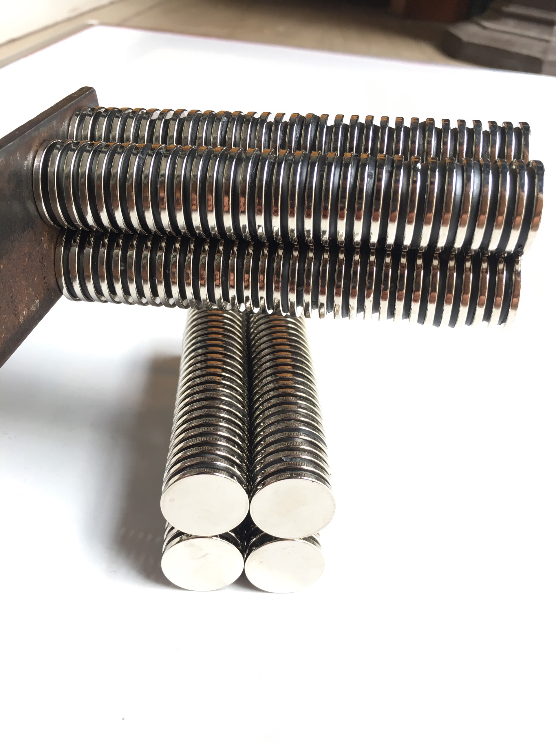 Viên nam châm trắng hình tròn dẹt 20x2mm mã n38