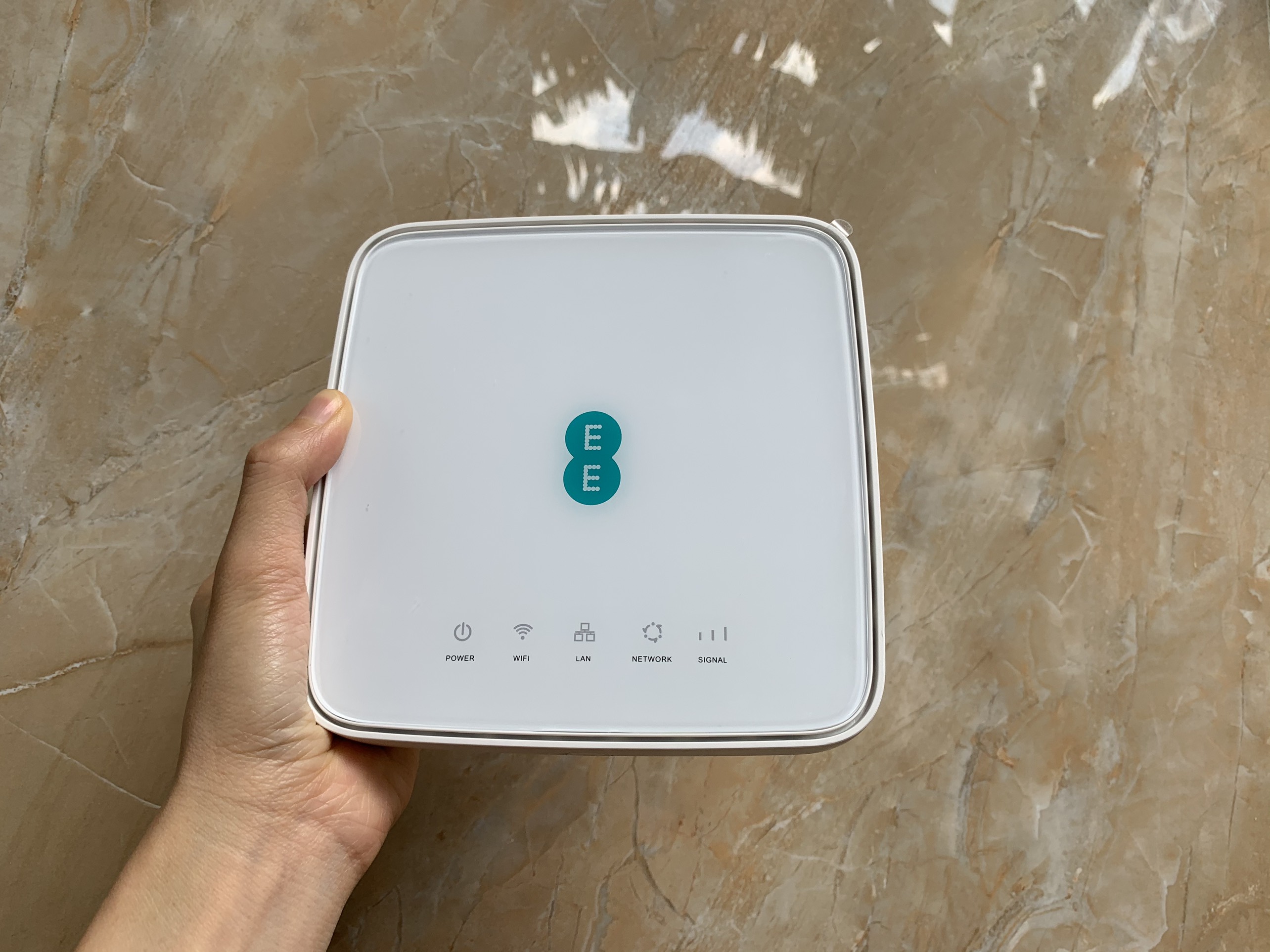 [HCM]Bộ Phát Wifi 4G Alcatel EE Router HH70 - Tốc độ 300Mbps - Hỗ trợ hai băng tần - Chuẩn AC HH70
