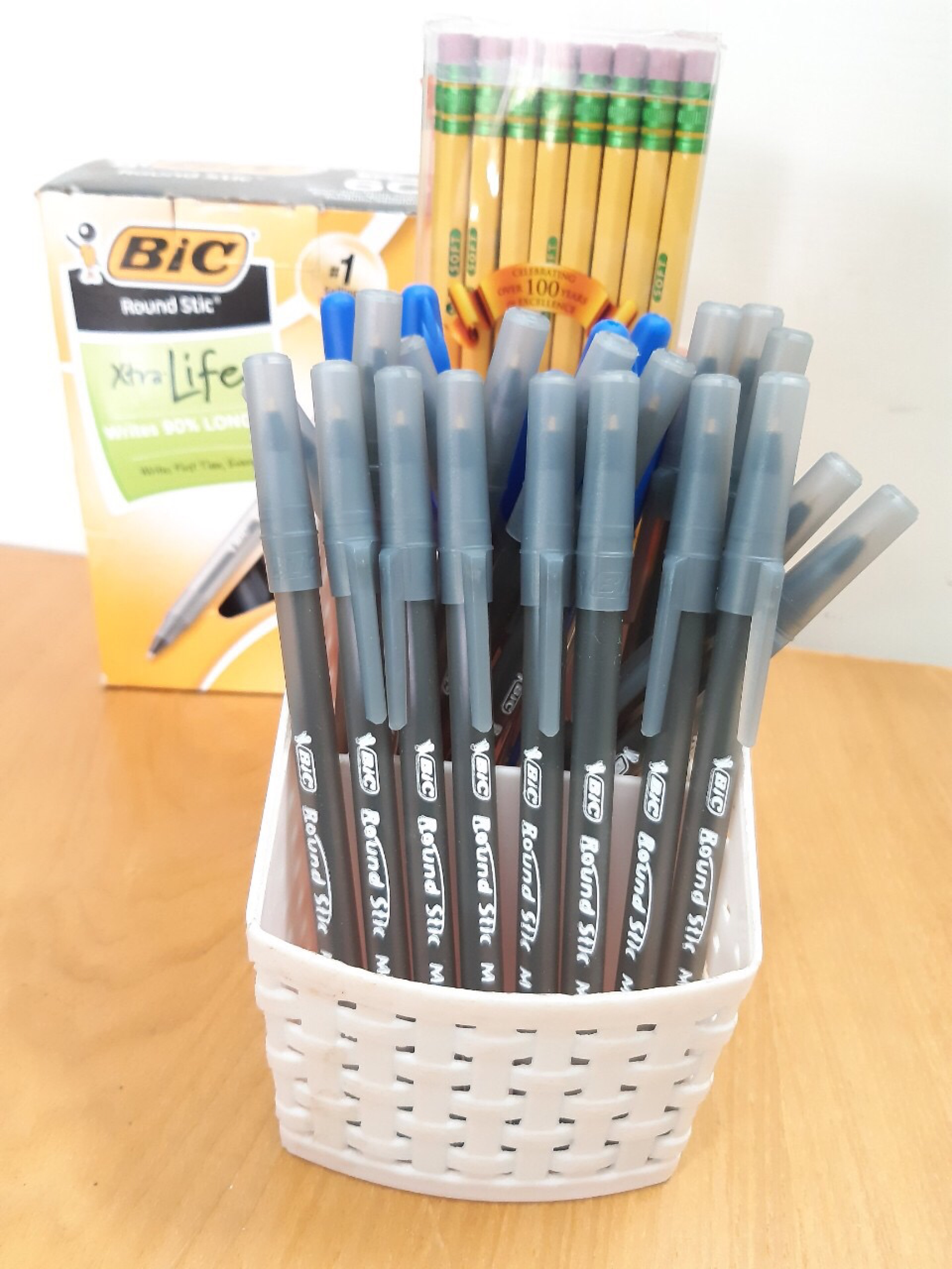 Bút bi bic round stic xtra-life màu đen