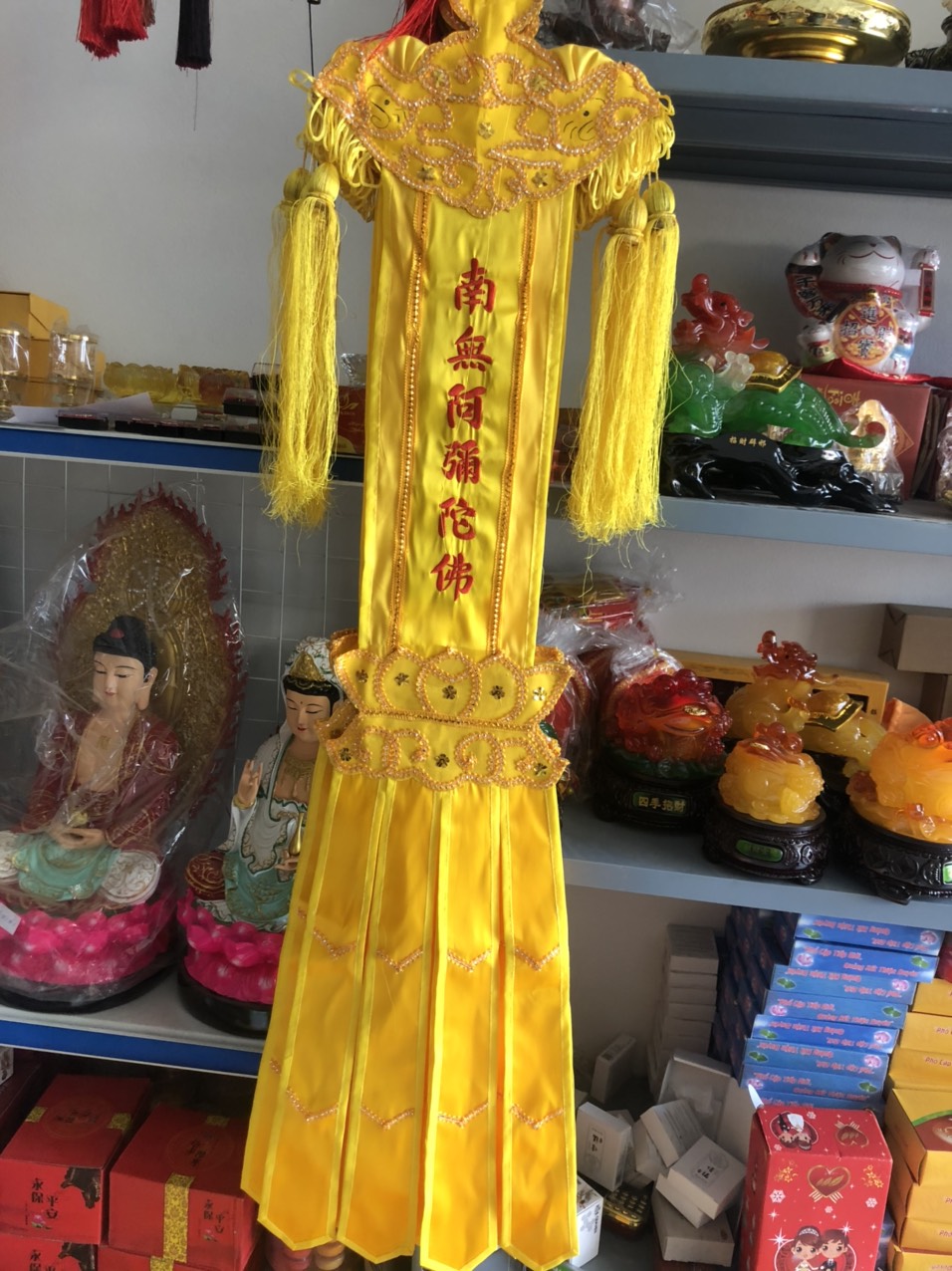 Phan treo vải vàng - phướn treo phật giáo