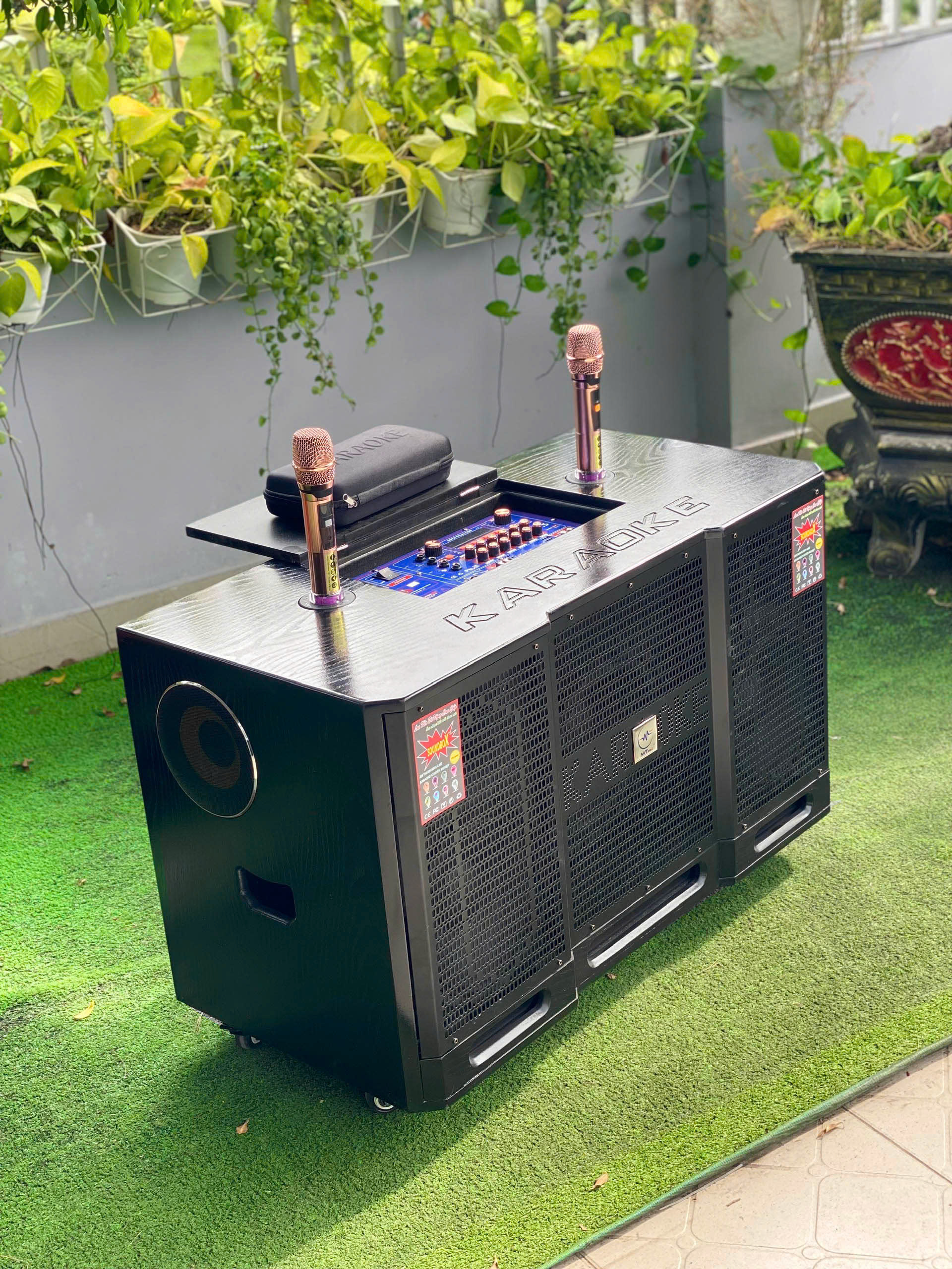 Loa Karaoke Q8 Công Suất 1100W – 2 Bass 25cm + Bass Sub 30cm – 2 Treble 450 – 2 Trung 16cm – Bình 20A – Âm Thanh Mạnh Mẽ – Hát Gia Đình/ Sự Kiện