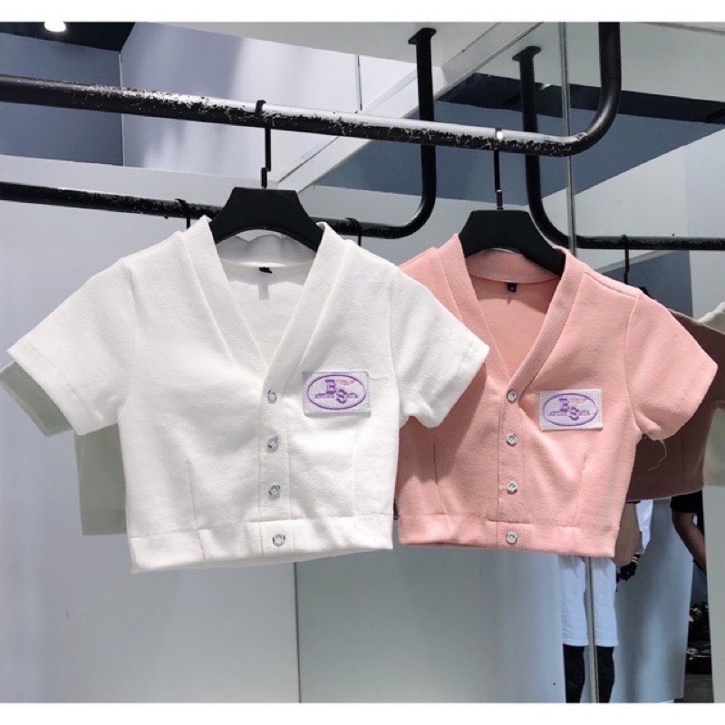Áo croptop cổ V nút, chất iệu tốt, bền màu, mang lại cảm giác thoải mái cho người mặc