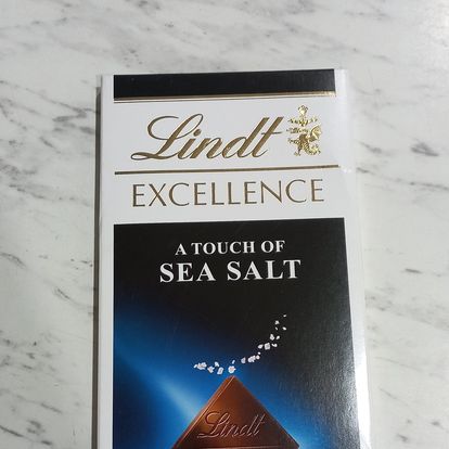 Please note HSD(Best before) : 02/2025.Sô-cô-la Lindt Excellence vị muối biển 100g