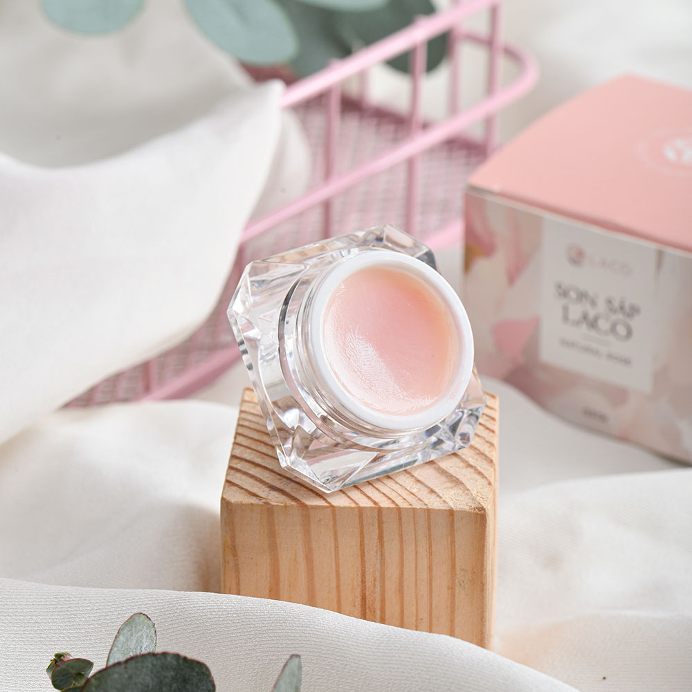 Son sáp – Son dưỡng môi có màu hồng tự nhiên, dưỡng ẩm hiệu quả nhẹ nhàng.