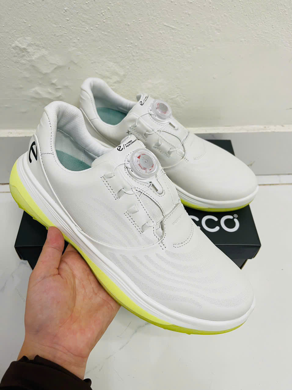 Giày Golf ECCO Nam Có Nút Vặn BOA – Da Yak – Chống Thấm – Êm Chân – Màu Trắng Đế Vàng