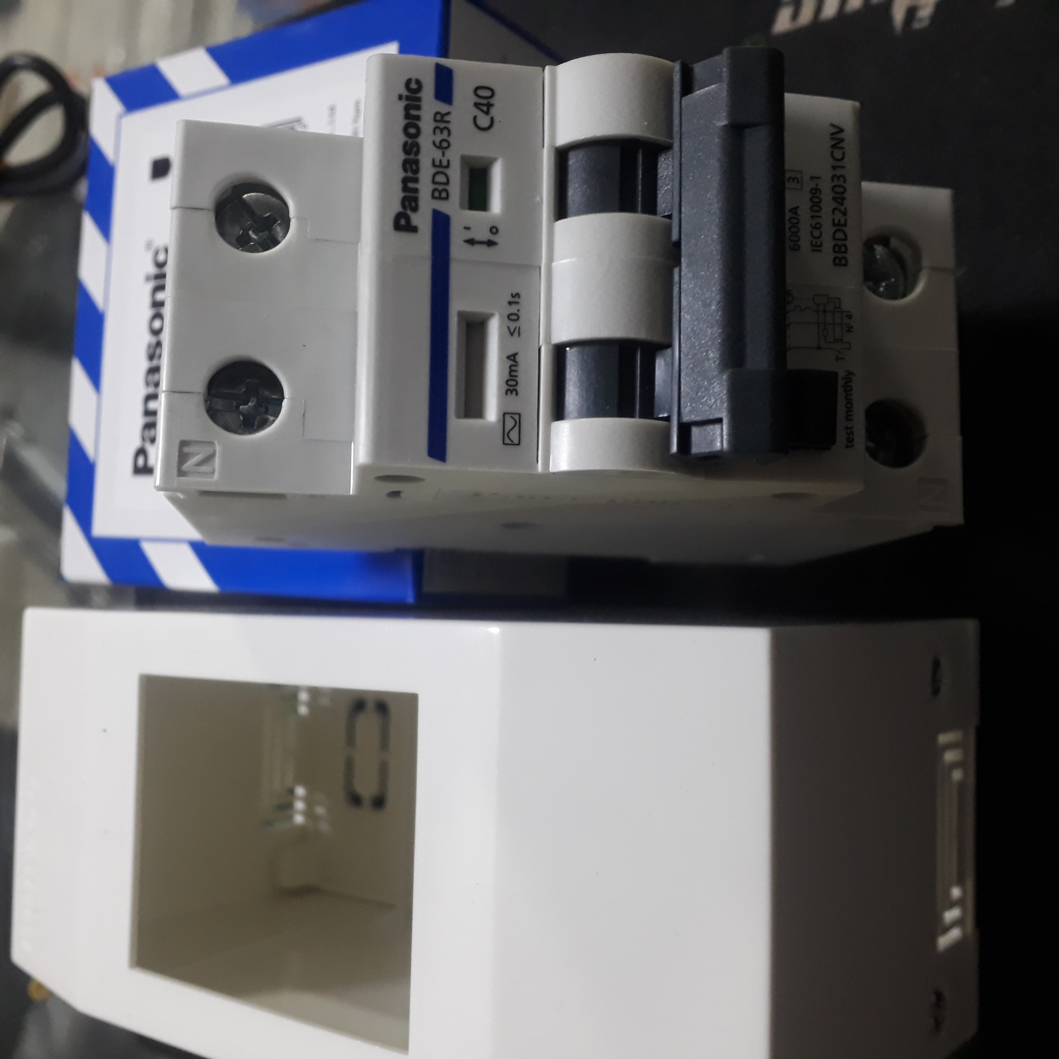 Aptomat chồng giật, chống rò DIN RCBO 40A Panasonic+hộp chụp Nanoco