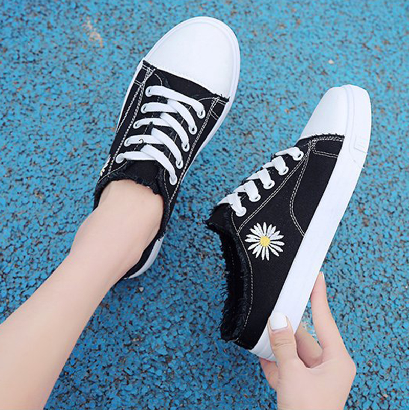 Giày thể thao nữ sục thể thao nữ thêu hoa cúc không gót C36