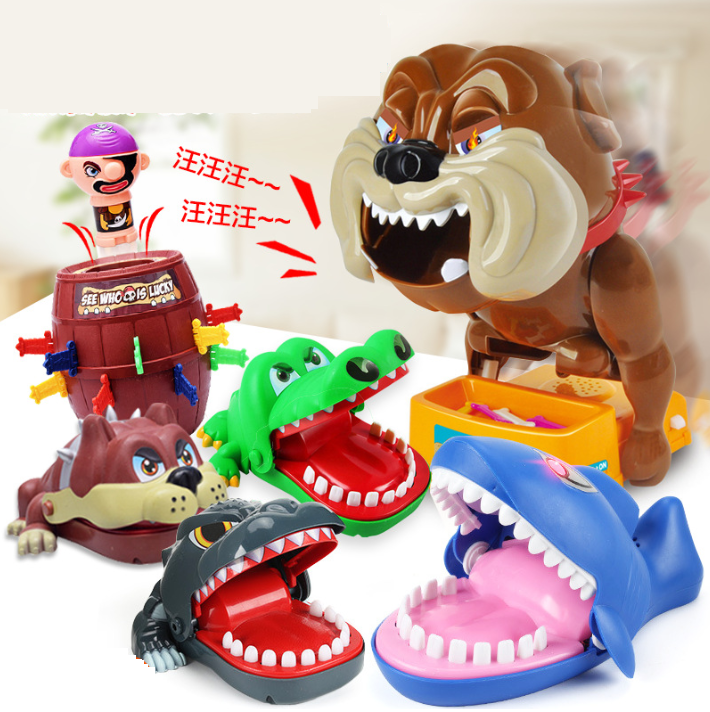 Đồ chơi cá sấu, cá mập, chó bull, khủng long cắn tay vui nhộn hên xui tìm người may mắn trong trò chơi