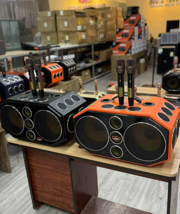 Loa Karaoke Xách Tay Cao Cấp 18 Đường Tiếng - 2 Bass Đôi 25Cm Công Suất Lớn Kết Nối Bluetooth 5.0, Tặng Kèm 2 Micro Karaoke Chống Hú Đa Dạng Cổng Kết Nối Optical, HDMI, USB, AUX. Loa Kéo Karaoke Di Động Bảo Hành 12 Tháng