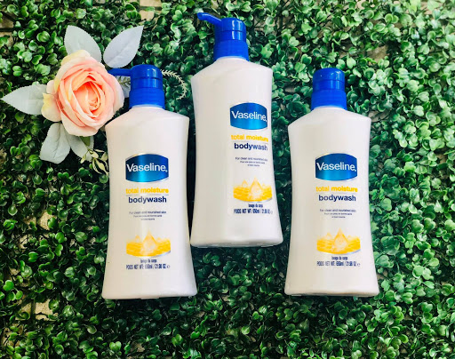 Sữa tắm dưỡng ẩm cho làn da khô vaseline total moisture body wash 650ml