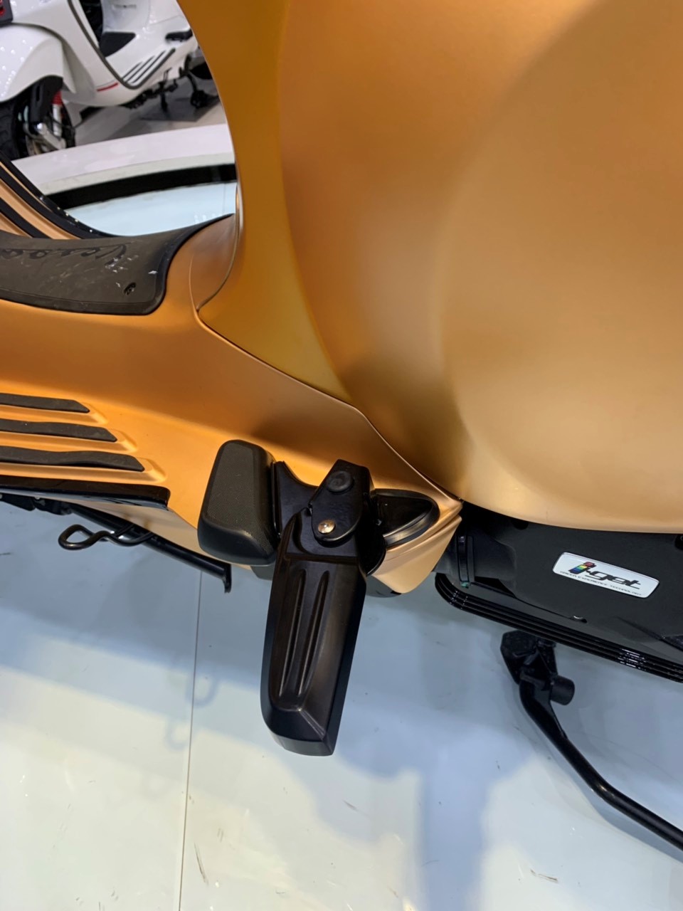 Gác chân Vespa Sprint/Primavera