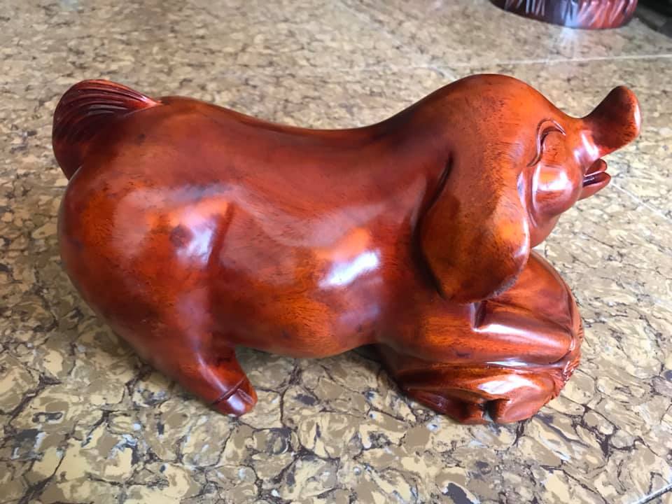 [HCM]???? TƯỢNG CON HEO GỖ MẶT CƯỜI  VUI HÍP MẮT NẰM ÔM BAO TIỀN BIỂU TƯỢNG GIÀU SANG PHÚ QUÝ GỖ GÕ Dài 30cm xC17cm x N14cm có 1650K/1 CON