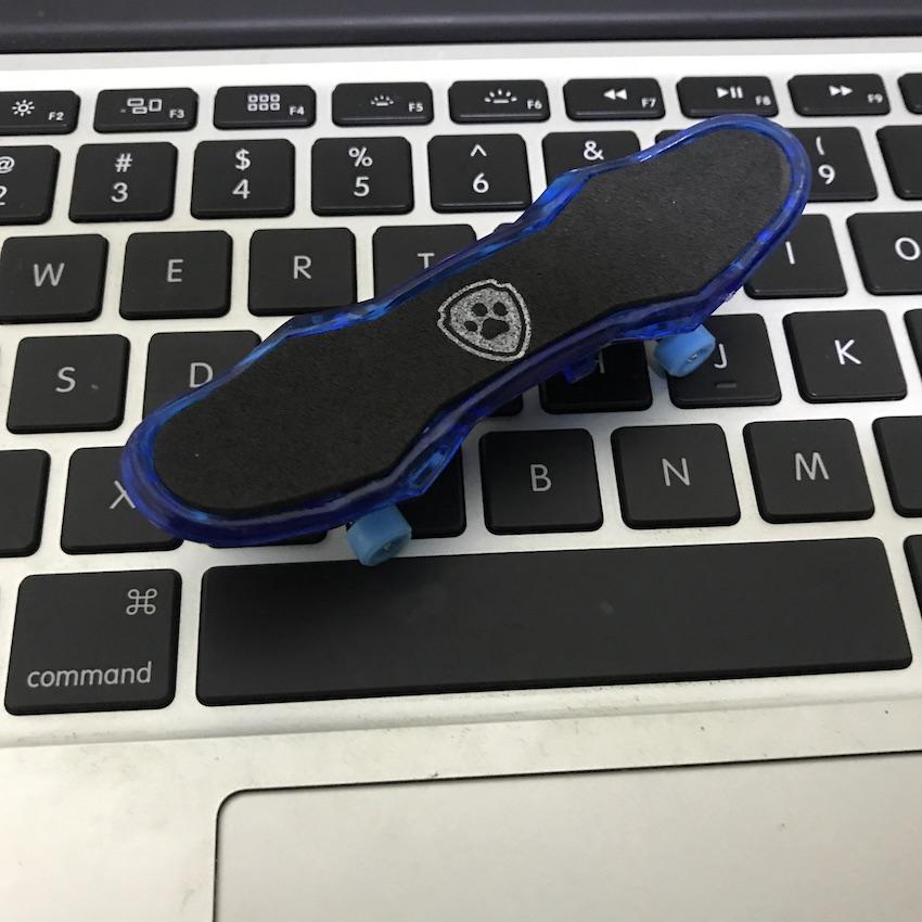 [HCM]Ván trượt đồ chơi mini cho bé có đèn led và đèn pin chiếu hình ngộ nghĩnh