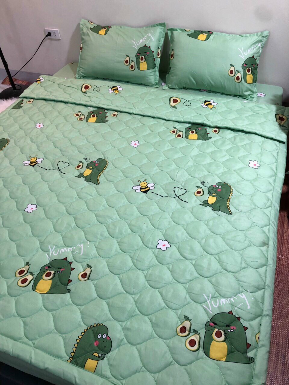 Bộ chăn ga 5 món cotton poly Khủng Long Xanh siêu đáng yêu ( 1m6 x 2m ) - ( 1 drap + 1 vỏ gối ôm + 2 vỏ gối nằm + 1 chăn hè )