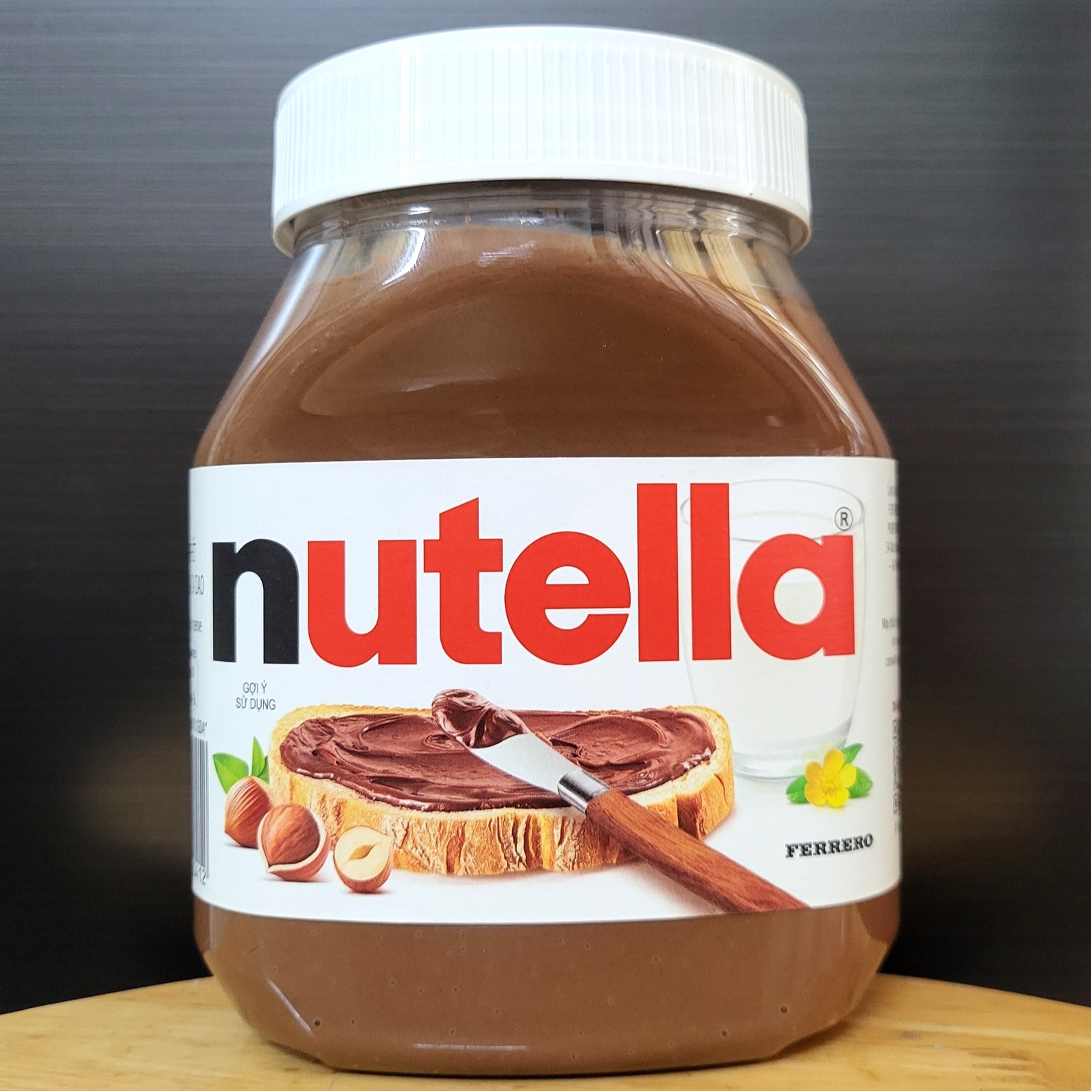 NUTELLA - HỘP NHỰA LỚN 680g - BƠ HẠT PHỈ CA CAO PHẾT BÁNH MÌ / ÚC / Hazelnut Spread with Cocoa