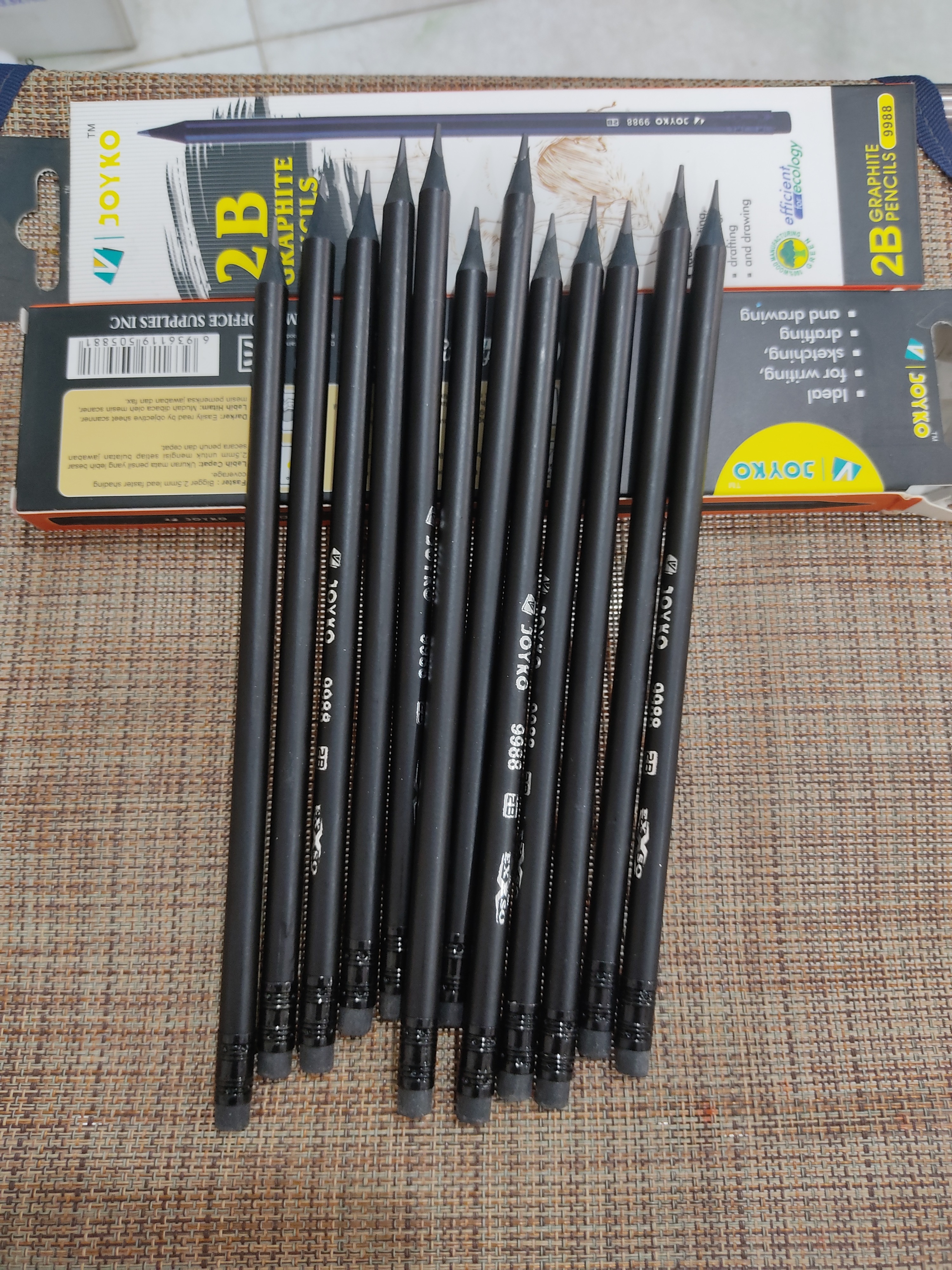 1 hộp chì thân đen 12 cây