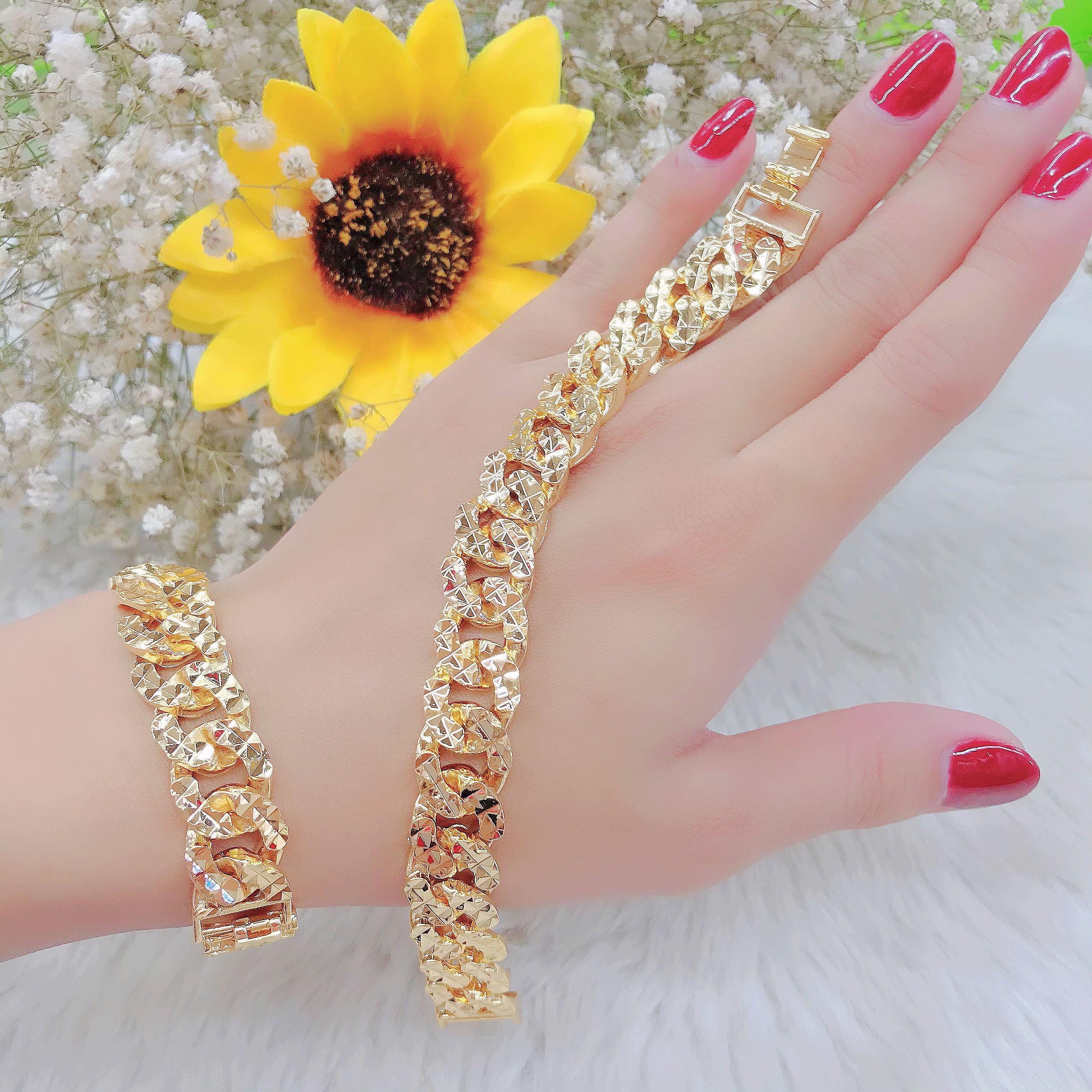 Vòng tay nữ mạ vàng là món quà độc đáo và ý nghĩa dành cho những cô gái yêu thích phụ kiện thời trang. Sự kết hợp giữa chất liệu mạ vàng và kiểu dáng đẹp mắt, vòng tay nữ mạ vàng càng làm nổi bật đẳng cấp và vẻ đẹp của chủ nhân.