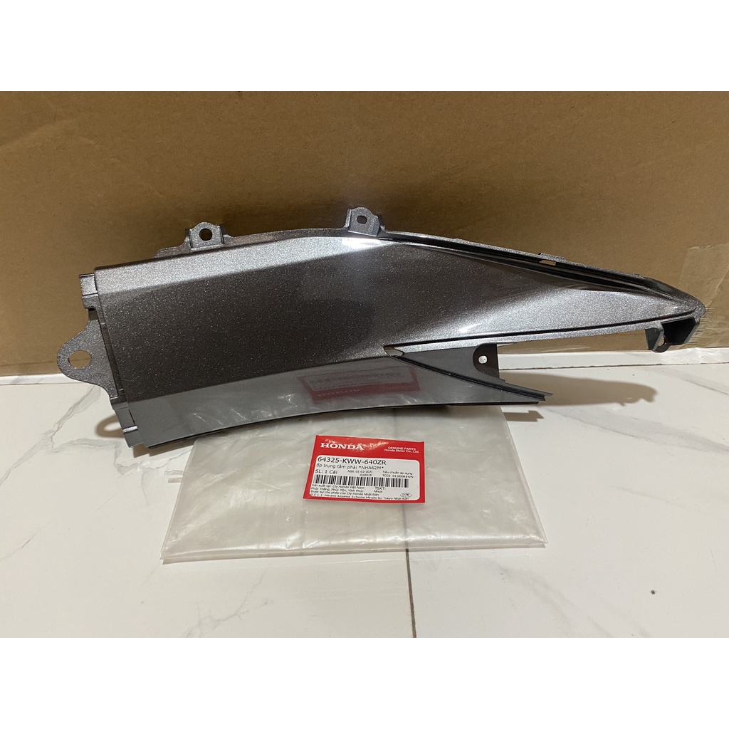 Ốp trung tâm phải honda wave s110 năm 2011 màu bạc.