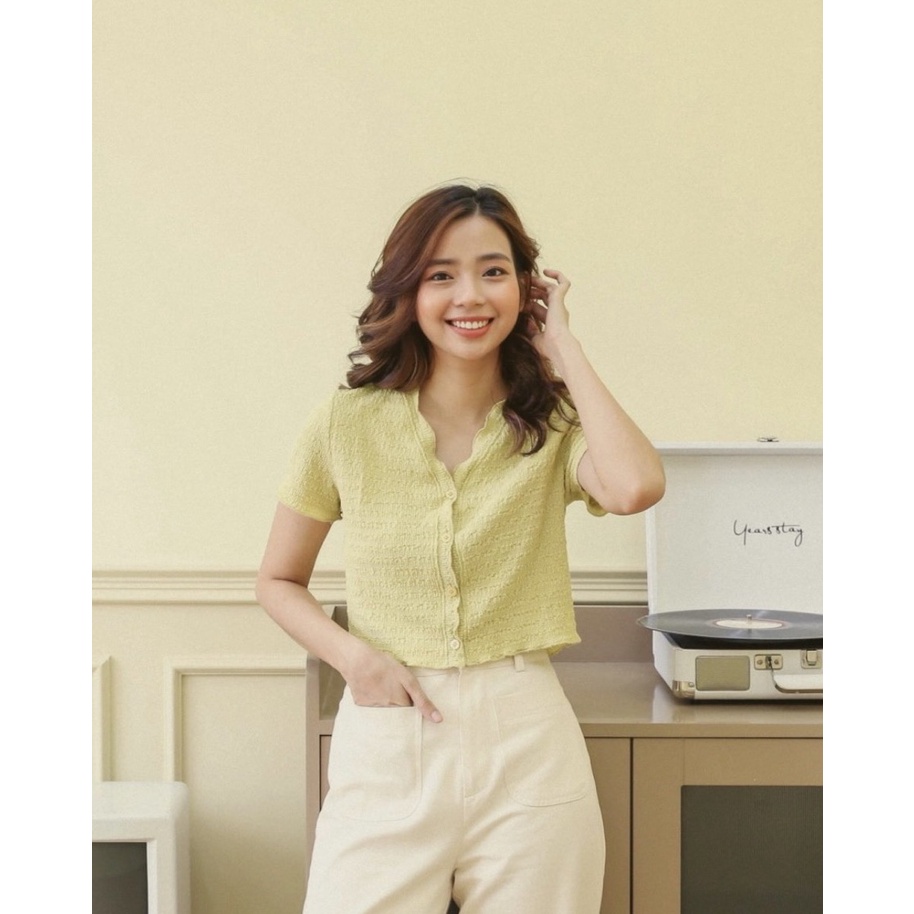 Sibling House - Áo kiểu form croptop ngắn tay cổ chữ V vải xốp cài nút dễ thương ARIO TOP