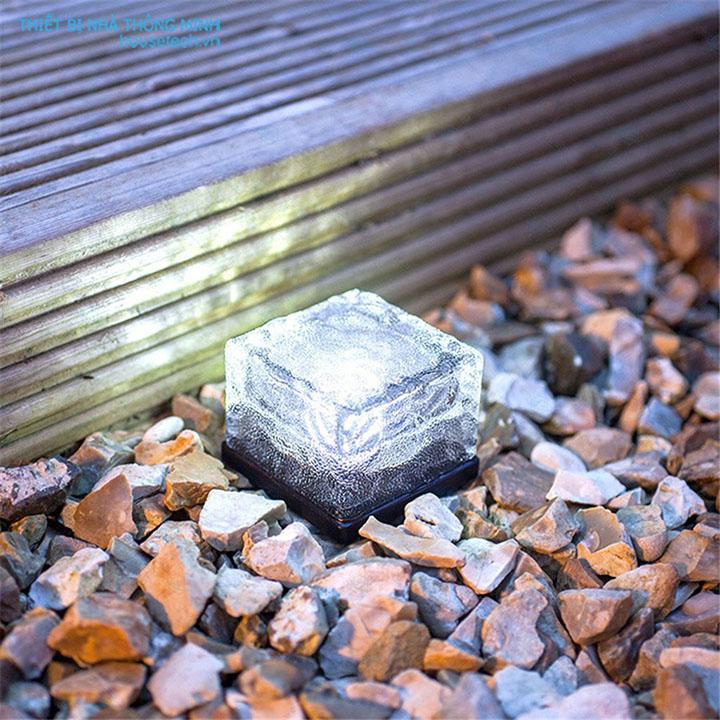 Đèn led trang trí sân vườn năng lượng mặt trời hình viên đá HT550