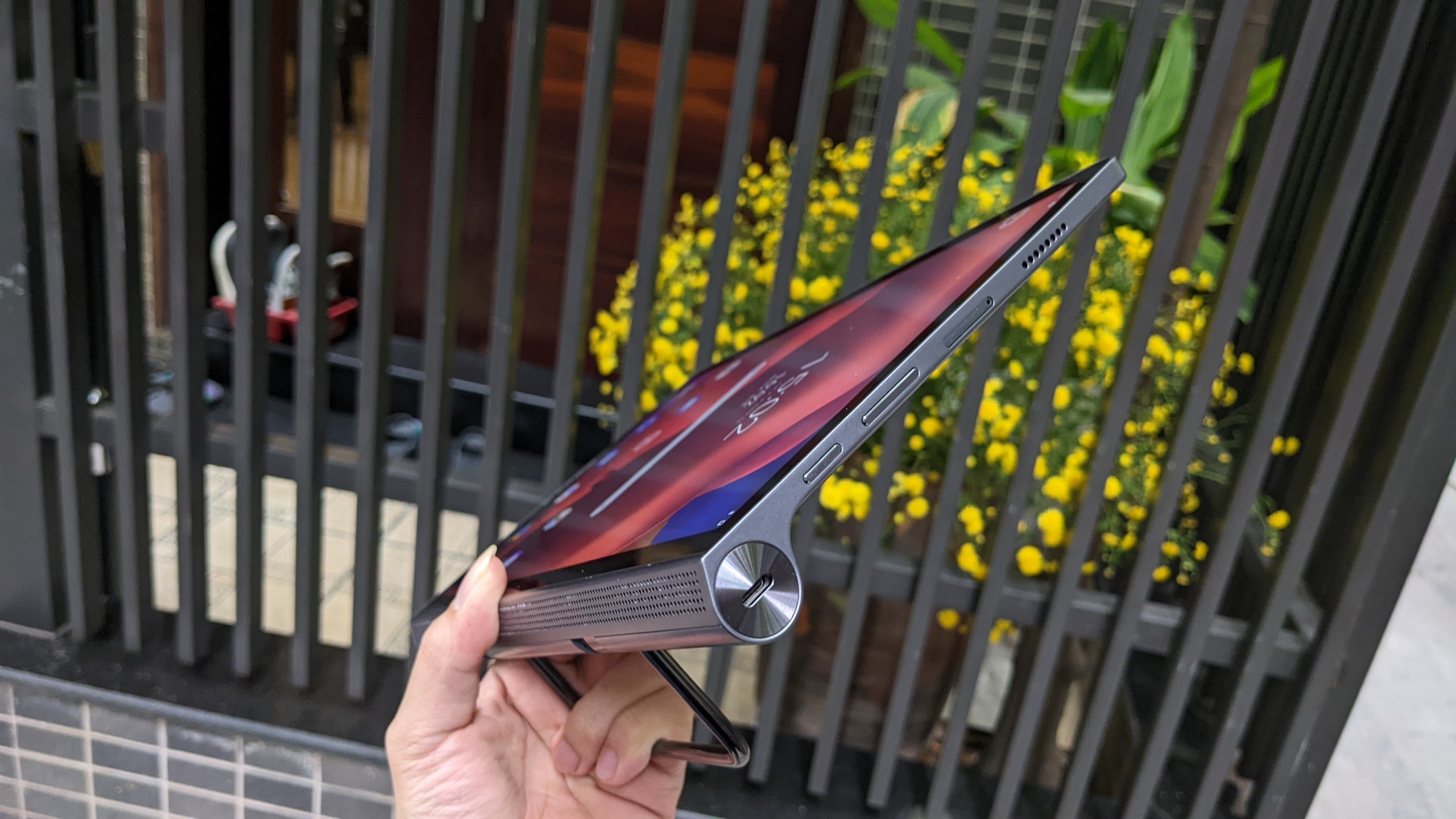 Máy tính bảng lenovo yoga tab 11 - 4 loa jbl siêu đỉnh, vi xử lý chuyên game, thiết kế tiện lợi treo - nằm - ngả