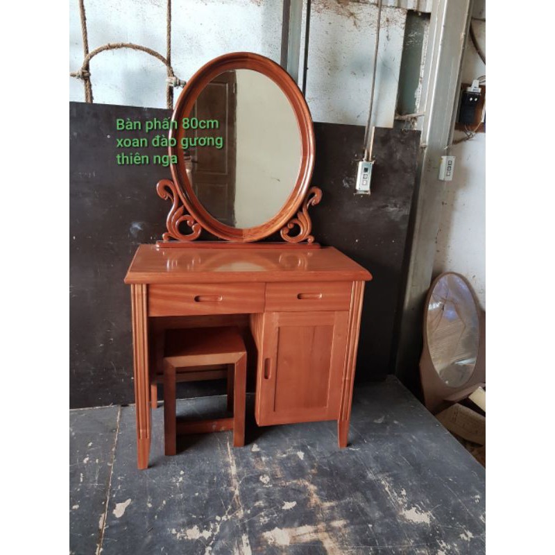 Bàn trang điểm gỗ làm bằng gỗ xoan đào tự nhiên .