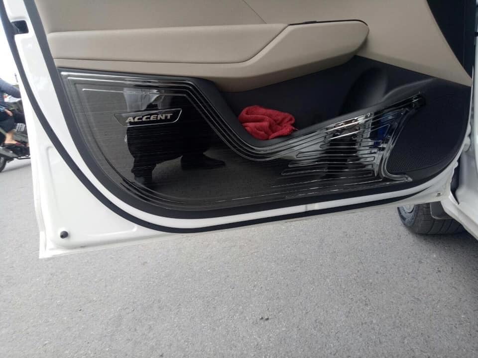 Bộ ốp tapli cánh cửa Titan cho xe Hyundai Accent form 2018-2020 tặng kèm keo nước trợ dính 3M chắc chắn