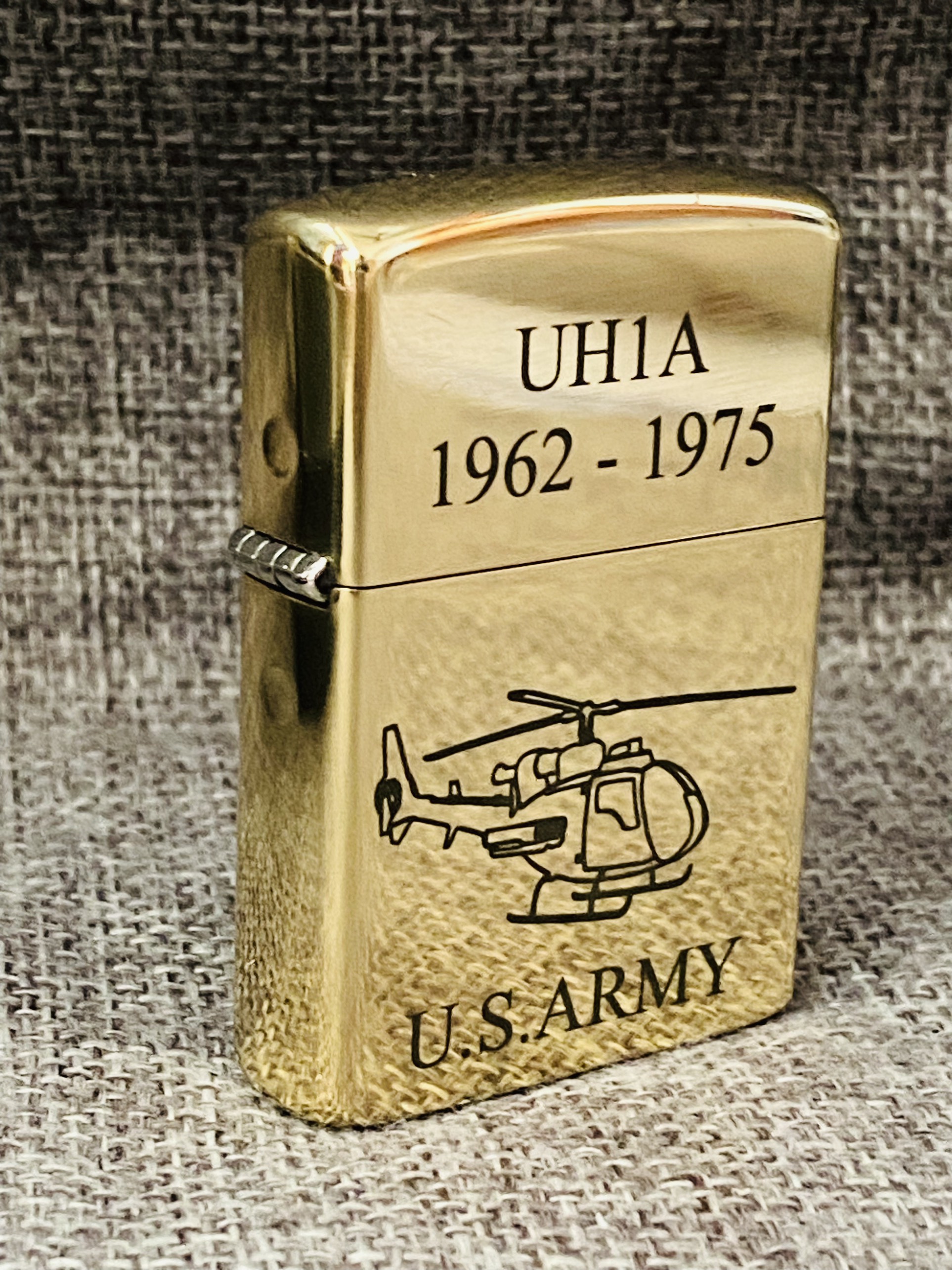  Bật Lửa Hộp Quẹt Xăng Đá Zippo La Mã -- ZIPPO Đồng Nguyên Khối Mẫu U.S.ARMY -- UH1A 1962-1975.  Tặng Kèm Chai Xăng 