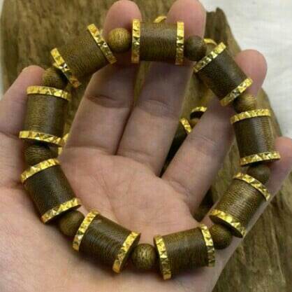 òng tay gỗ trầm hương tốc tự nhiên. Bọc vàng hai đầu.Vòng tay phong thủy+ tặng dây dự phòng và hộp đựng cao cấp (miễn phí vận chuyển)