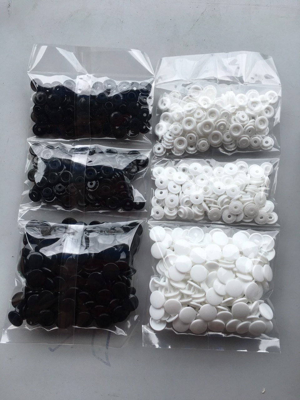 100 bộ nút nhựa 4 thành phần T5 loại 13mm có 2 màu trắng đen nhé