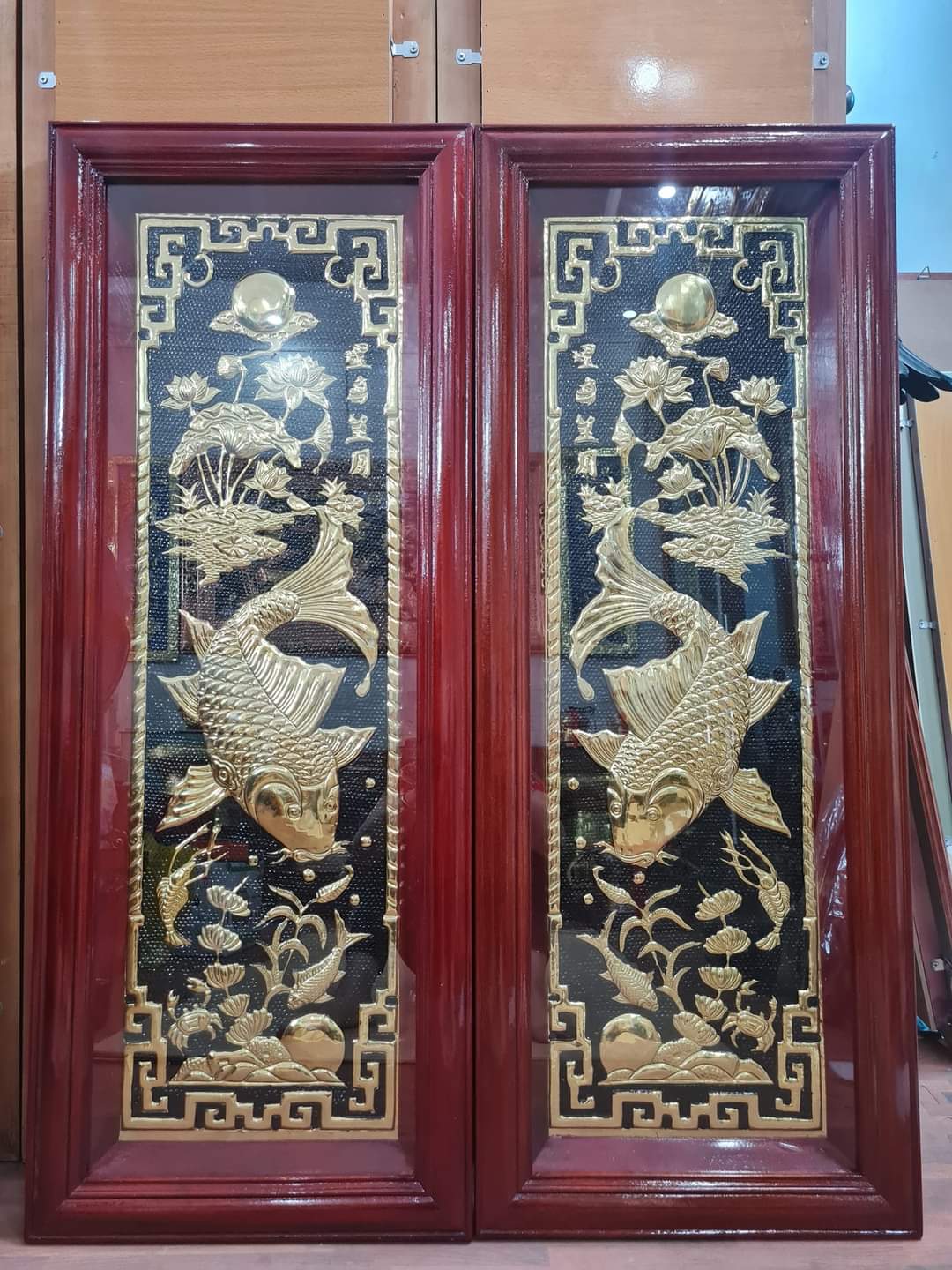 Quà tặng Tân gia Bộ tranh phong thủy cá chép hoa sen  Lý ngư vọng nguyệt nền đồng khung PVC