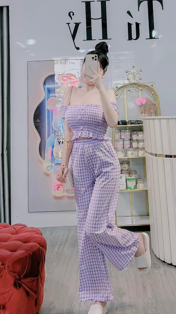 Set Bộ Xốp Caro Áo Croptop Trễ Vai Nhún Ngực Họa Tiết Đính Nút Kèm Quần Dài Ống Suông ,4 Màu Đỏ Hồng Đen Tím