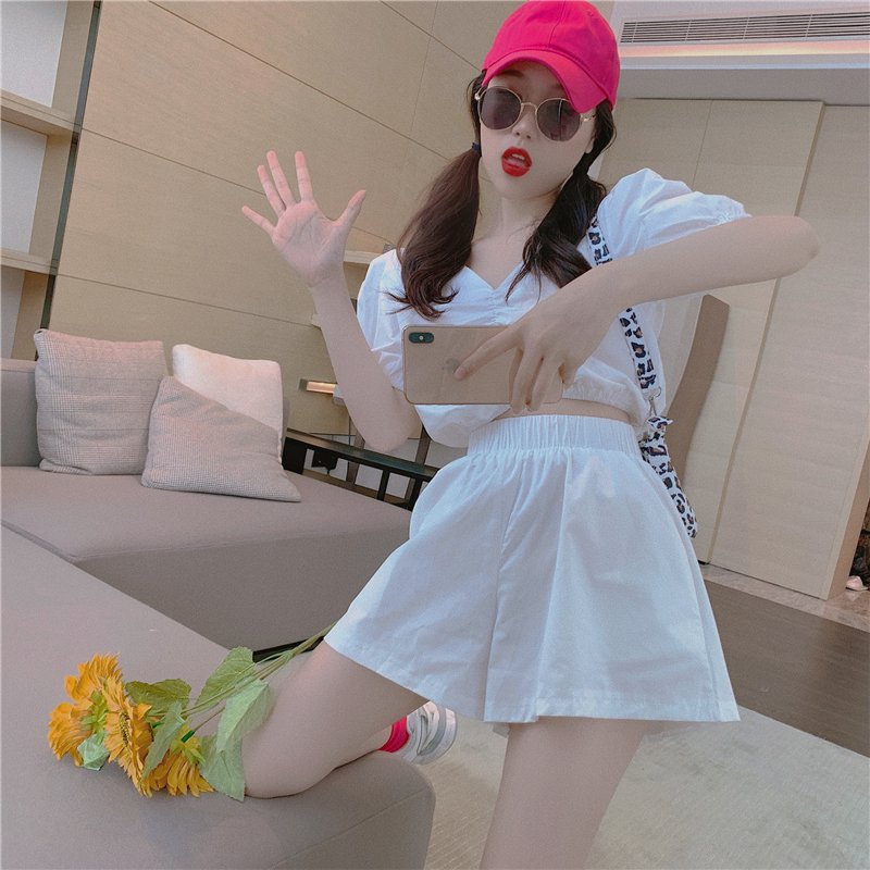 Set bộ áo croptop chun ngực kết hợp quần đùi . Áo croptop tay bồng bo chun cổ V, dáng ngắn freesize phong cách Hàn Quốc