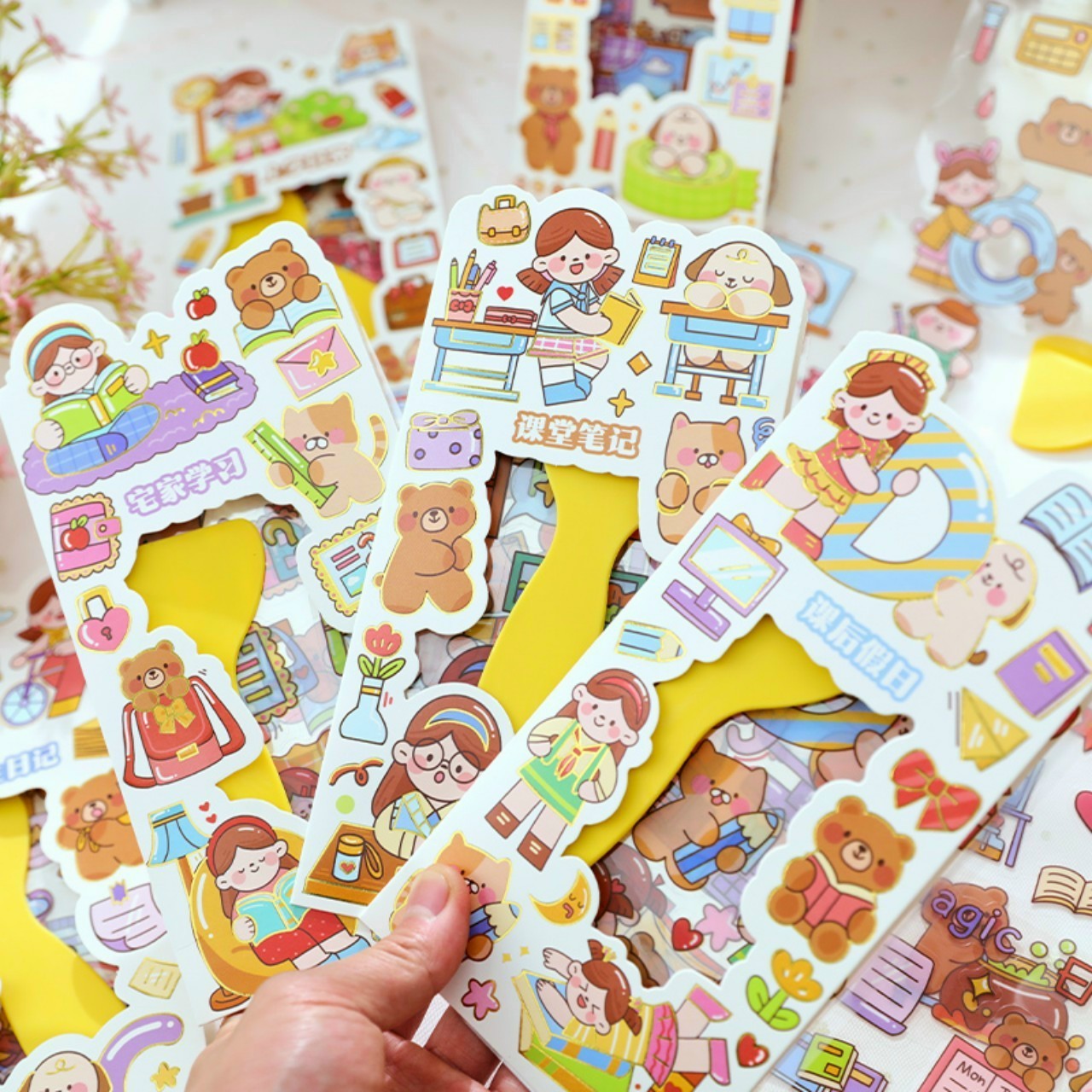 SET 4 tấm sticker cô gái hoạt hình tặng kèm cây đẩy sticker