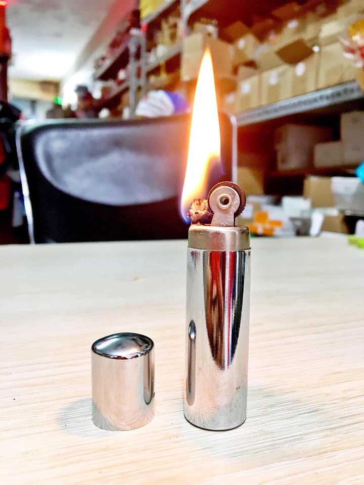 (BẬT LỬA GIÁ RẺ) HỘT QUẸT XĂNG ĐÁ CỔ 1 BÁNH XE LỚN HÌNH TRỤ LOẠI TỐT