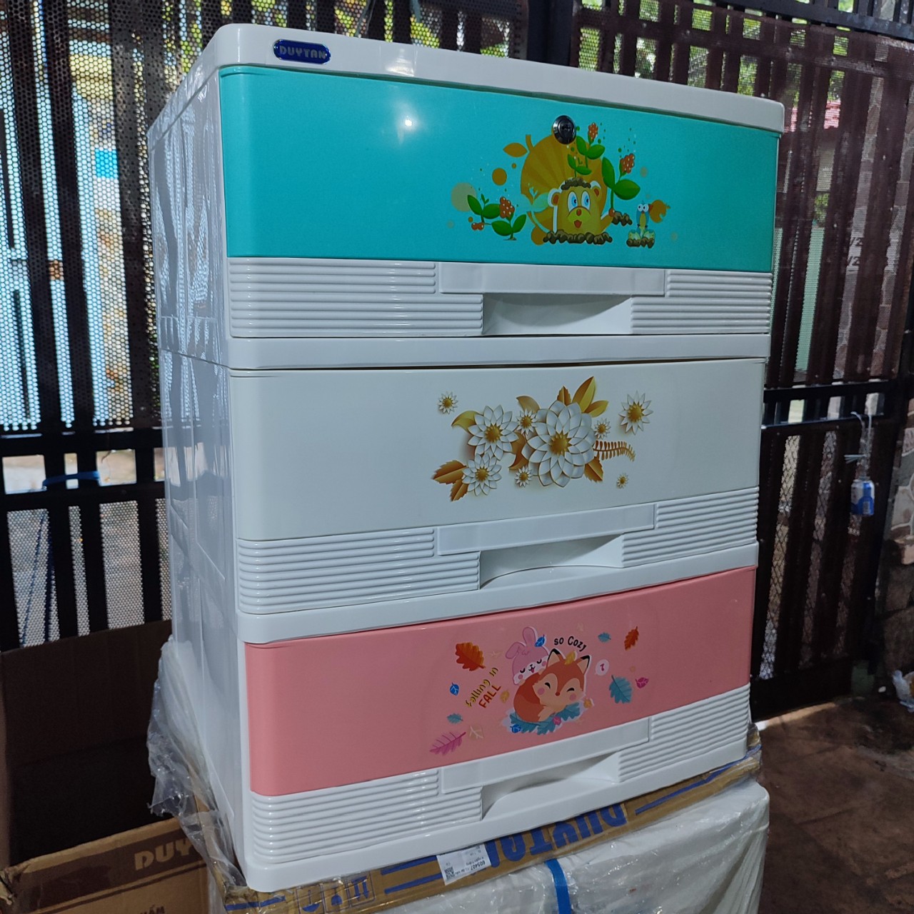 - Tủ nhựa Duy Tân Đại Kiểu 3 tầng - chất liệu nhựa PP/ABS, kiểu dáng hiện đại, thiết kế tiện lợi, kích thước 57 x 47 x 71cm - Họa tiết ngẫu nhiên