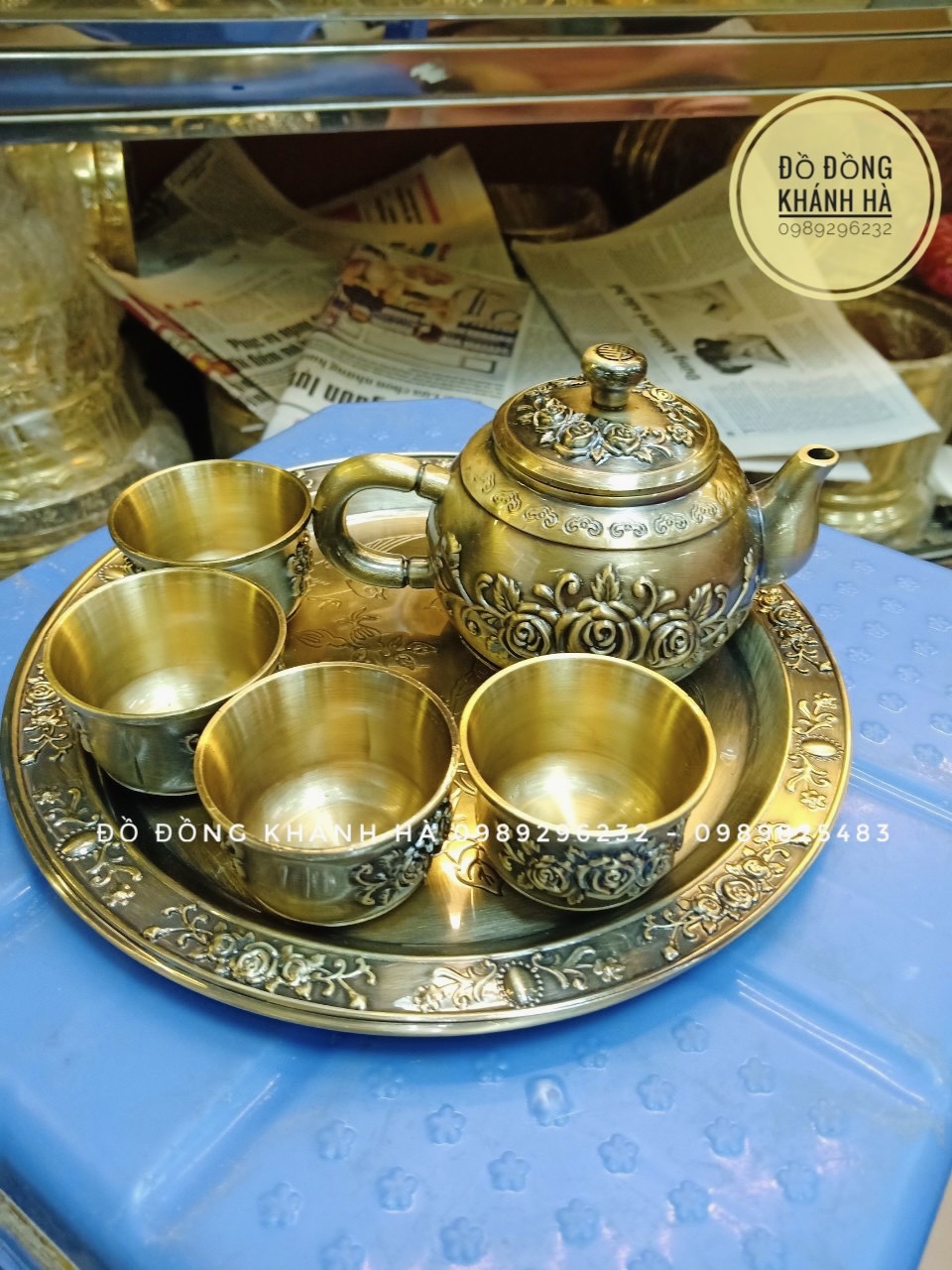 Bộ ấm trà chén hoa văn bằng đồng