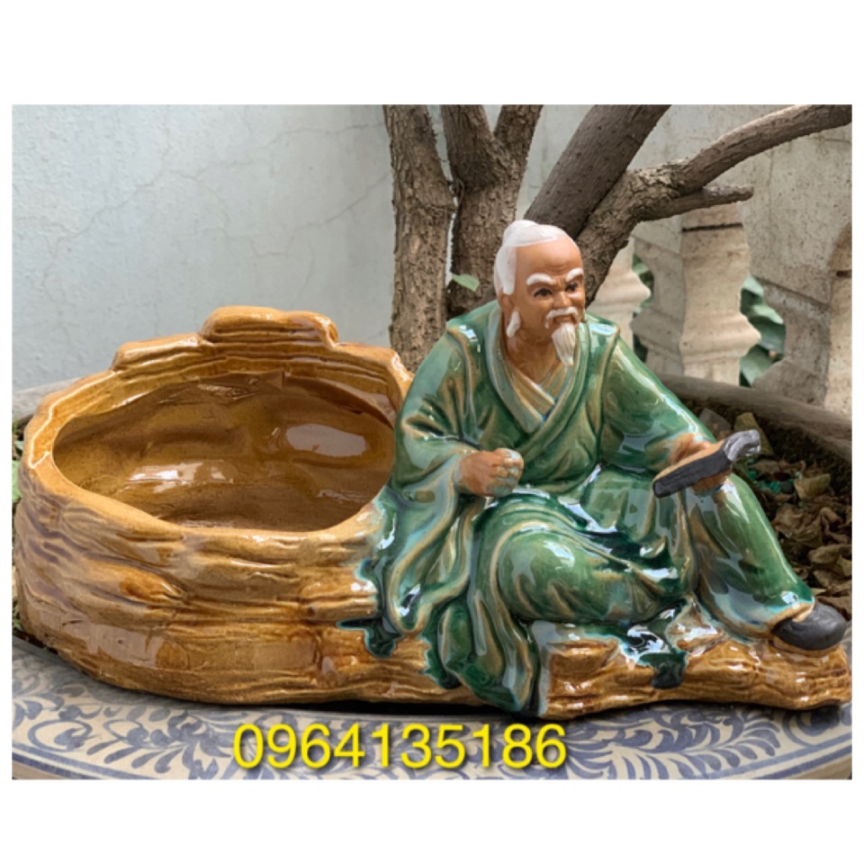 Tượng tiên ông đọc sách men xanh đồng bên chậu cây gốm sứ Bát Tràng