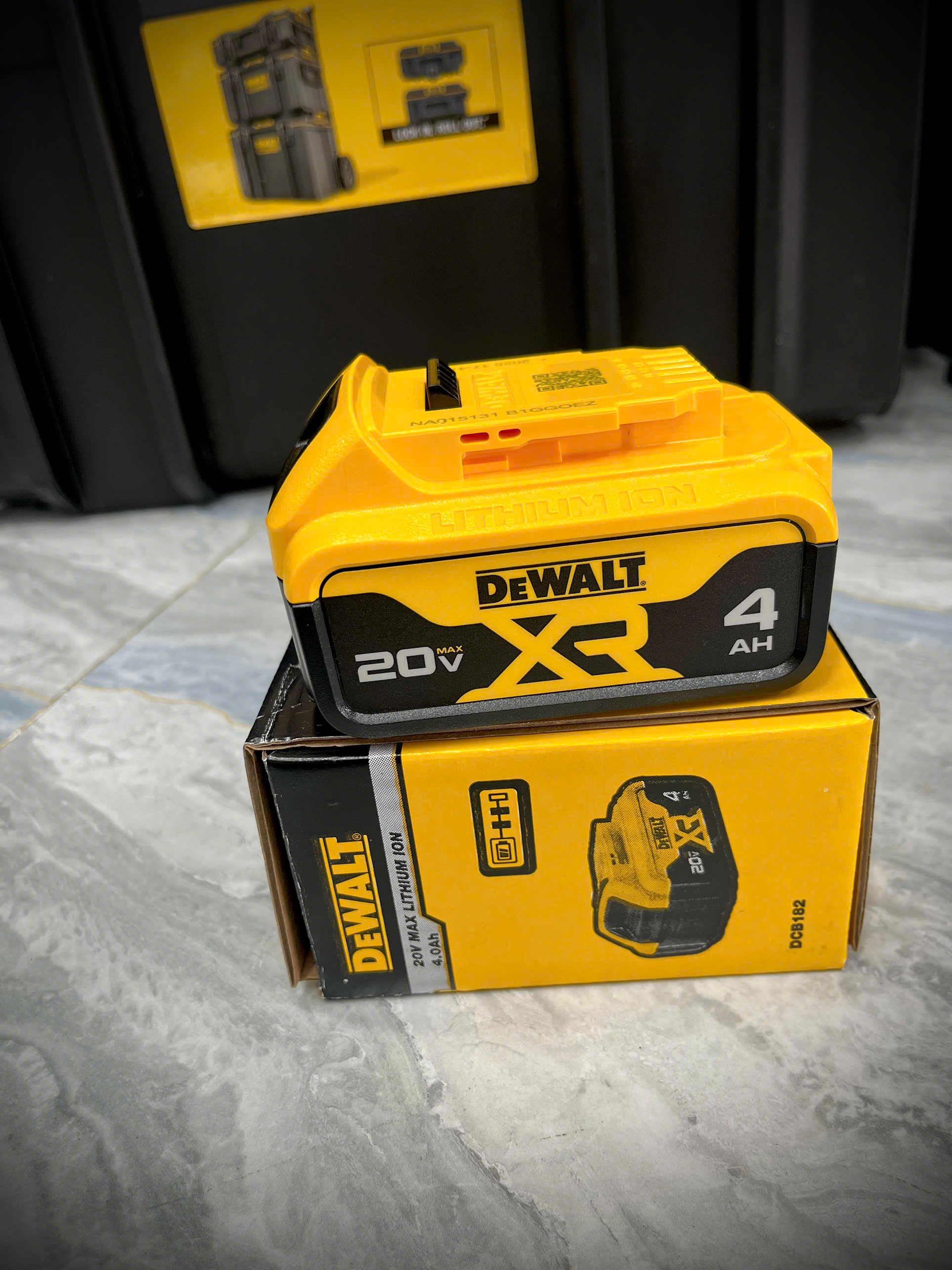 Pin dcb182 20vmax dung lượng 4ah dewalt - hàng chính hãng