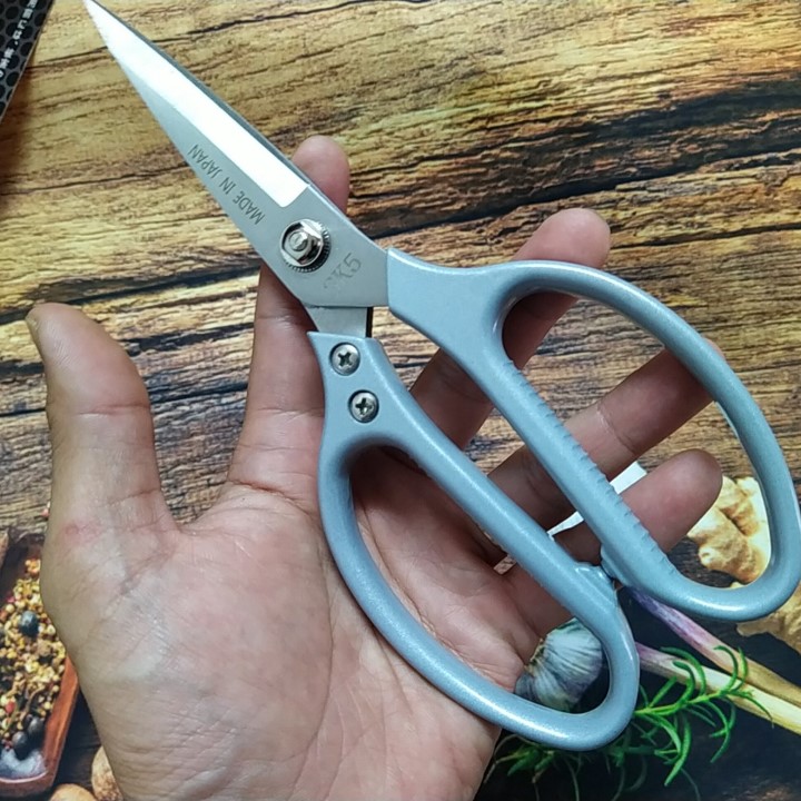 Kéo SK5 Nội Địa Nhật - Cán Nhựa màu Bạc ĐẲNG CẤP. Lưỡi thép SK5 không gỉ, siêu cứng và cán to đầm tay. Dụng cụ đa năg sử dụng tiện lợi cho gia đình Nhà Hàng